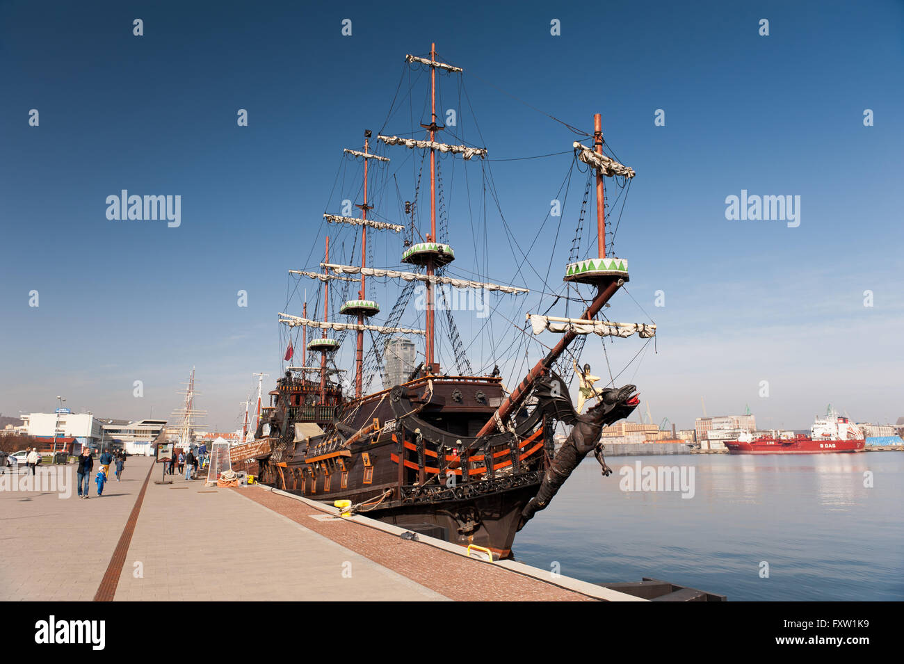 Dragon nave prua con bompresso a Gdynia, Polonia, Europa, Mar Baltico, passeggeri nave da crociera assomiglia a XVII secolo galeone Foto Stock