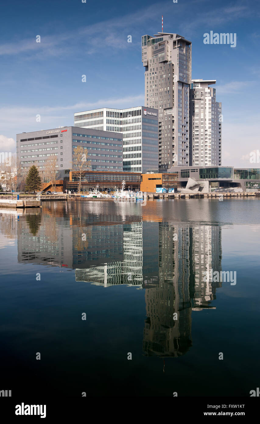 Torri di mare immobili a Gdynia vista dal porto attraverso l'acqua, complesso grattacielo esterno in giornata soleggiata con cielo blu visualizza Foto Stock