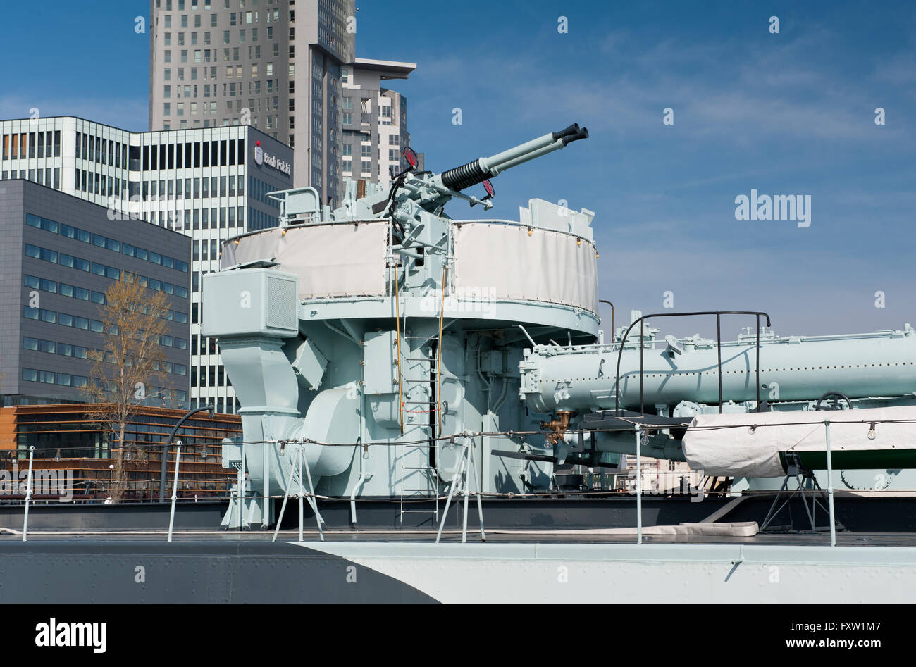 Anti-aerei pistola su ORP Blyskawica Ship destroyer a Gdynia, Polonia, Europa, Mar Baltico, Blyskawica nave da guerra ormeggiata Foto Stock