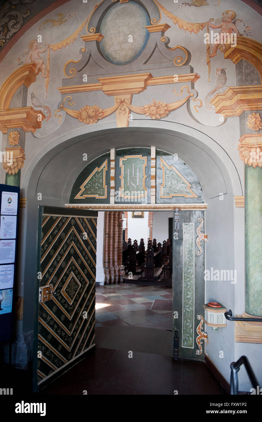 Portico della chiesa porta in corridoio del nord di Danzica Oliwa Archcathedral Basilica della Santissima Trinità, la Beata Vergine Maria e di San Bernardo Foto Stock