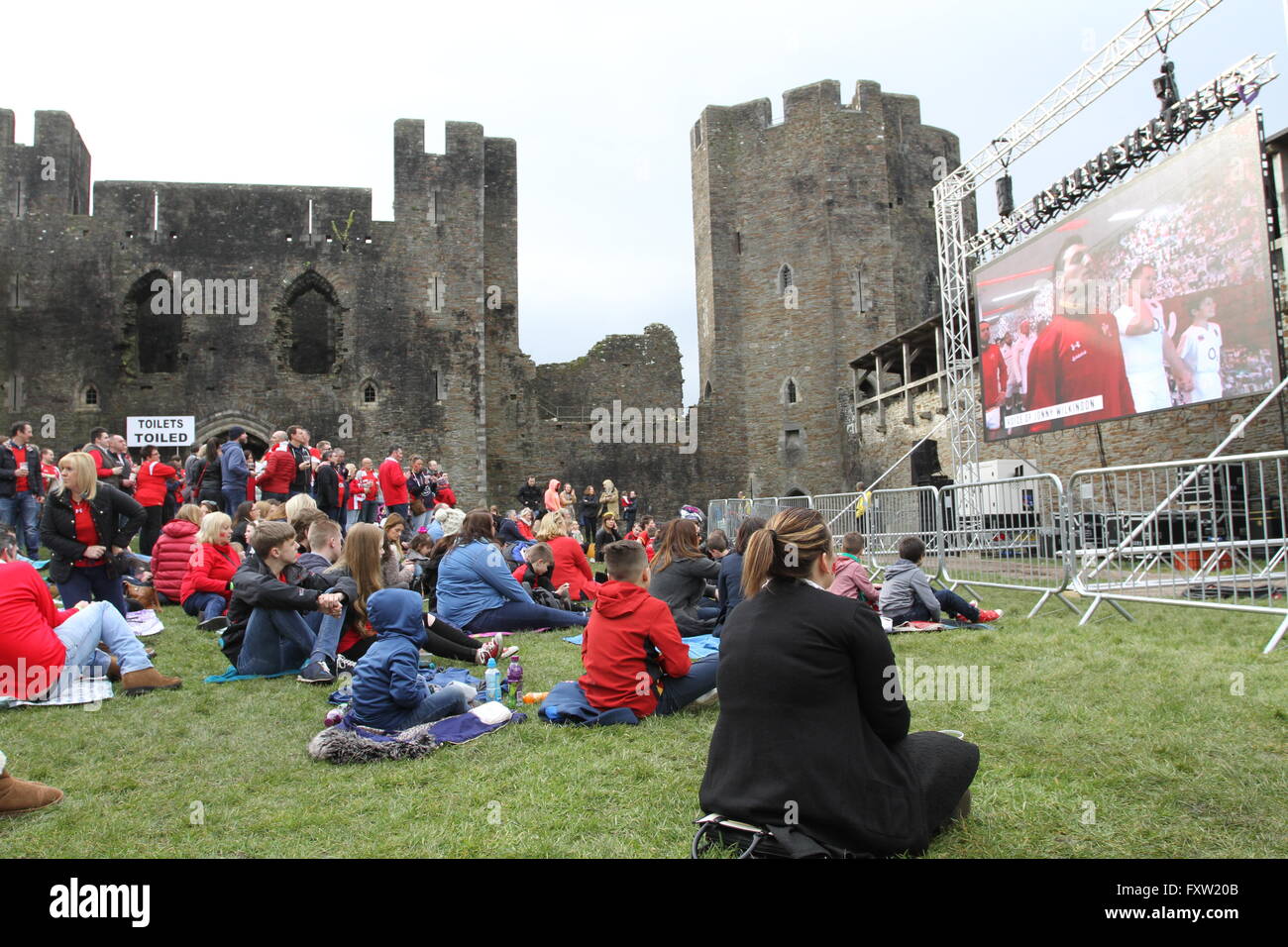 Castello di Caerphilly , Galles v Inghilterra essendo mostrata per grandi sei nazioni match 2016 Foto Stock