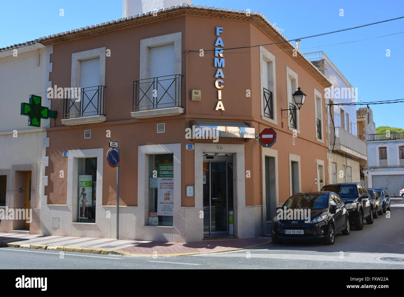 Una spagnola farmacia. Farmacia esterno con una croce verde esterno, Gata de Gorgos, Valencia, Spagna Foto Stock
