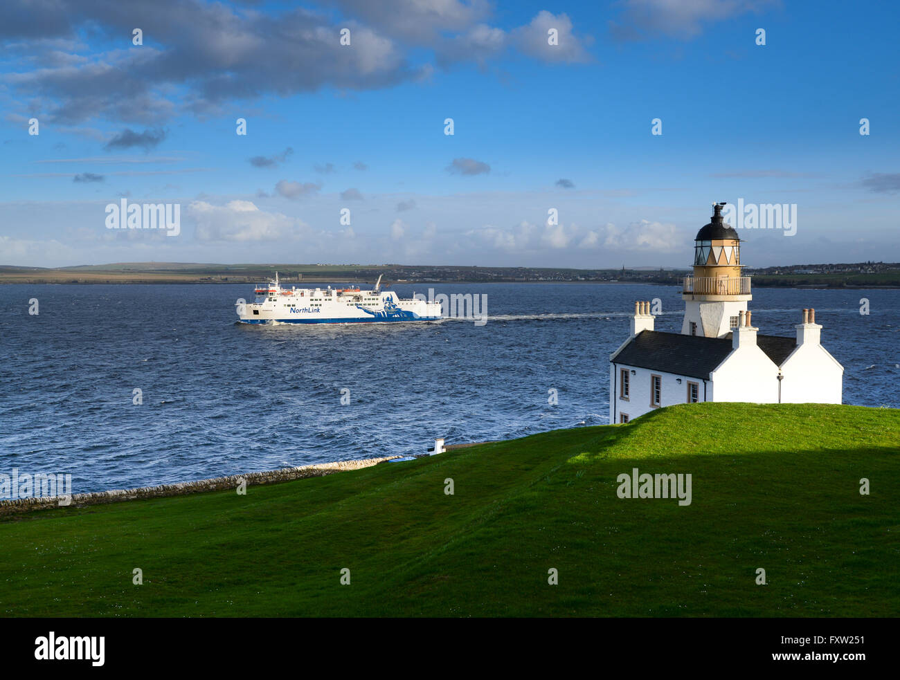 MV Hamnavoe vela dal passato Scrabster Holborn Capo Faro e Thurso sul suo modo di Stromness, Orkney Isles. Foto Stock