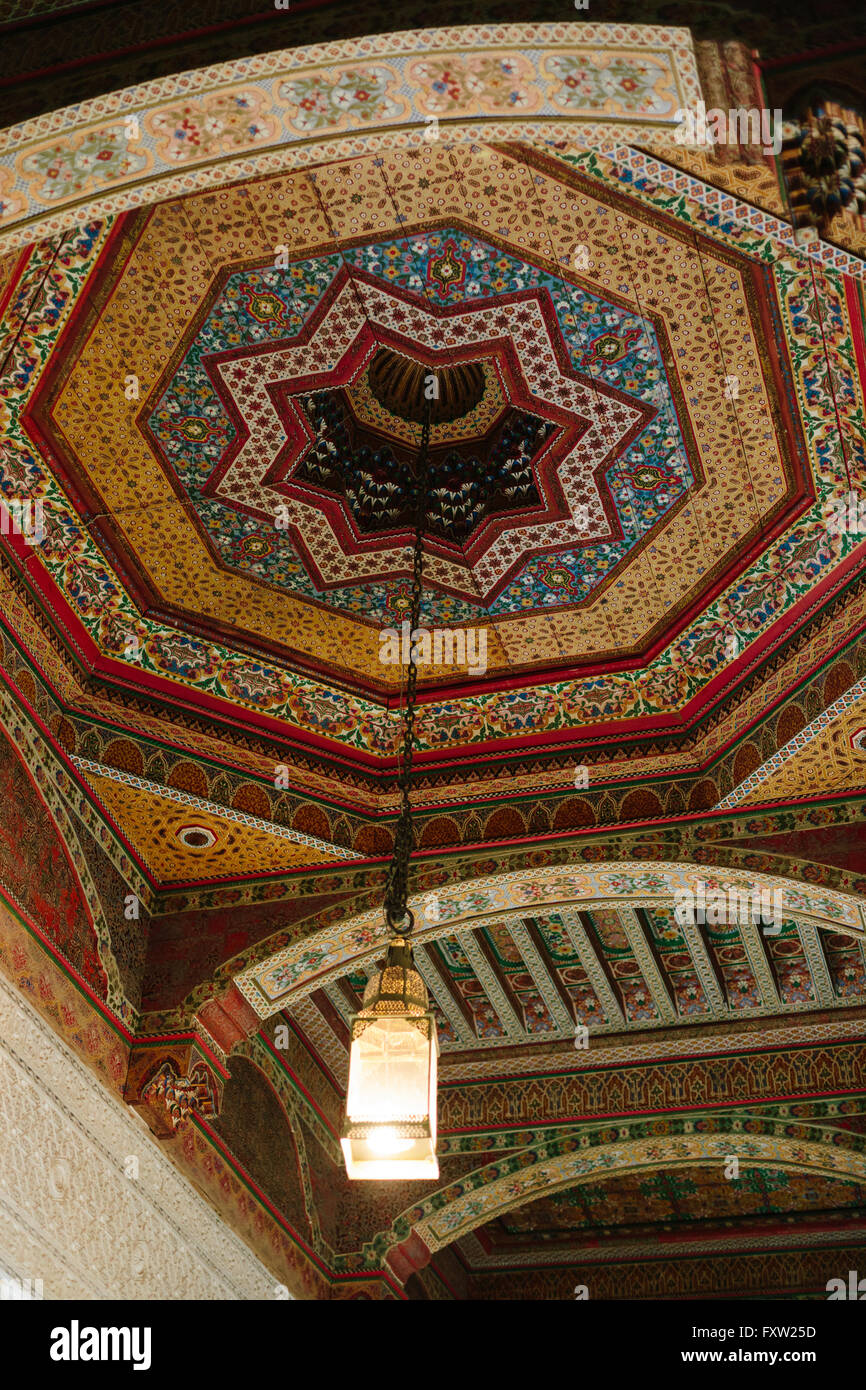 Le spalliere il soffitto dipinto a Bahia Palace si trova a Marrakesh, Marocco Foto Stock