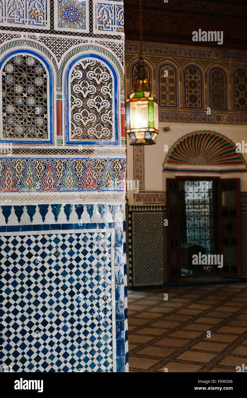 I dettagli delle piastrelle ornate di mosaici e gli interni del Marocco su una parete di Dar Si Said, una popolare attrazione turistica di Marrakech Foto Stock