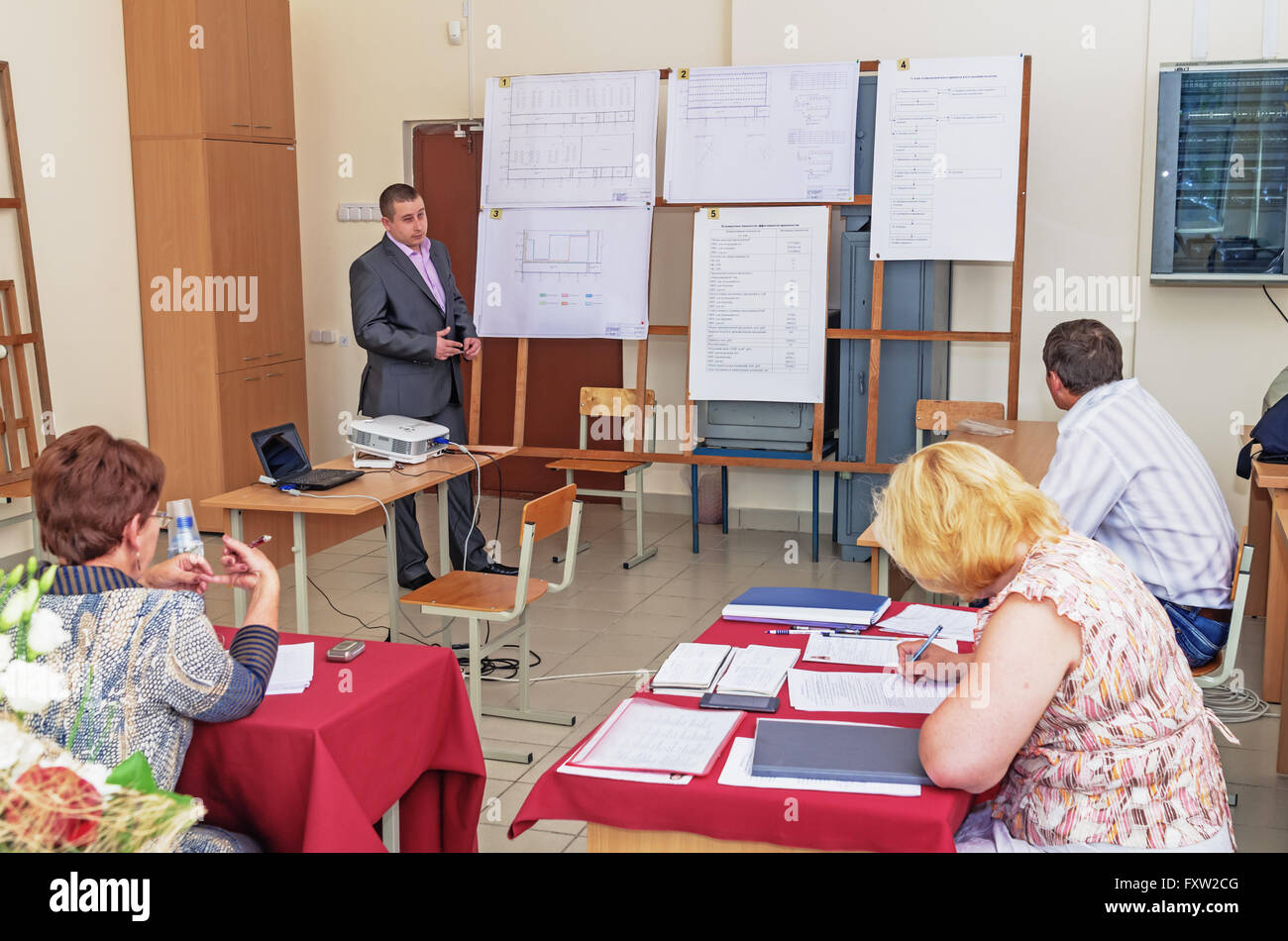 Protezione del diploma di laurea.Specialty ingegnere-tecnologo di produzione di maglia.Stato di Vitebsk Università Tecnologica. Foto Stock