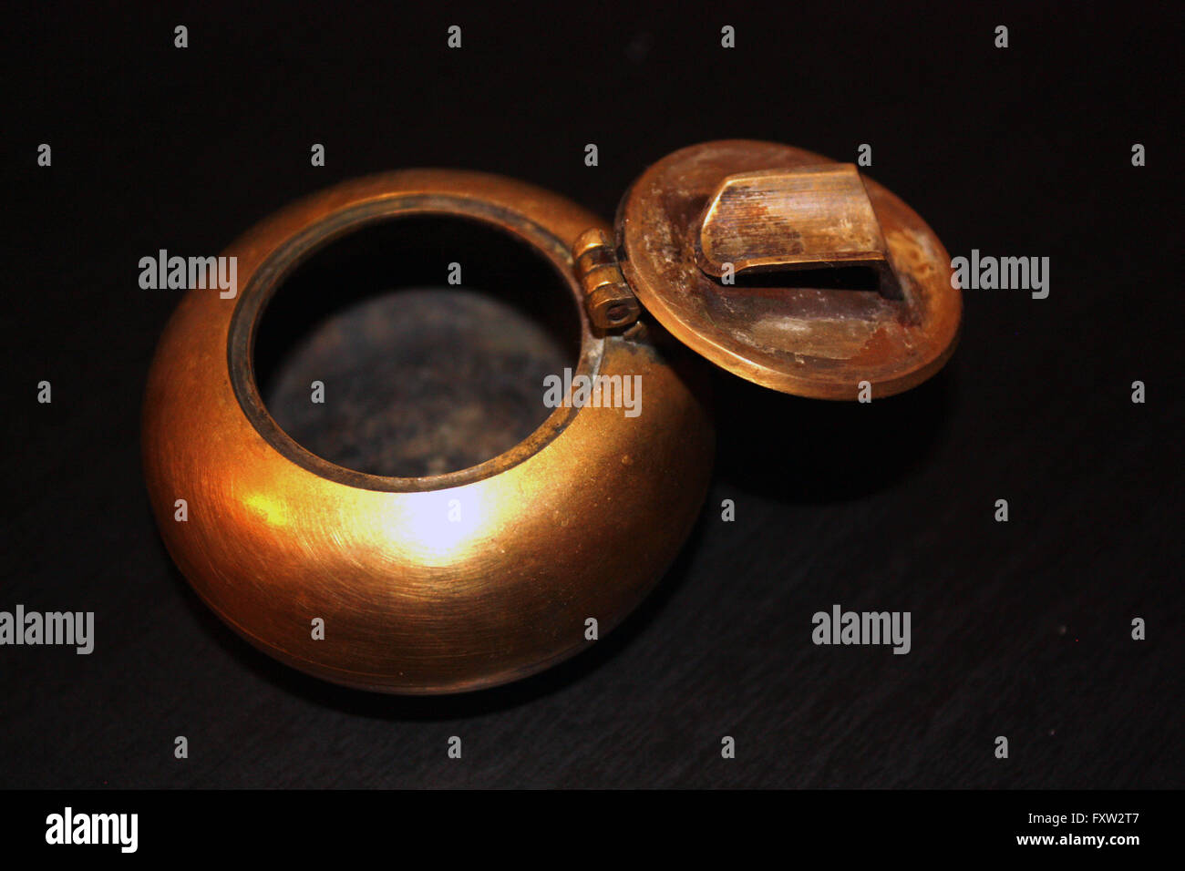 Un 2 1/4' round opacizzato argento traveler del posacenere, coperchio aperto. Un dono per me mentre in Australia da amici di ritorno da Asia. Foto Stock