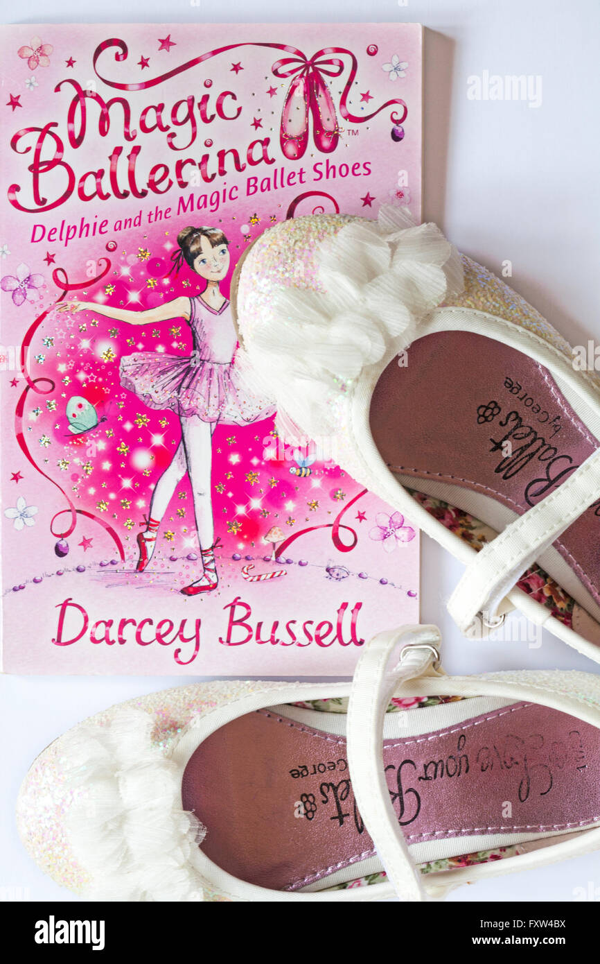 Coppia di scarpe da ballo con Magic Ballerina Delphie e la magica ballerina scarpe libro di Darcey Bussell Foto Stock
