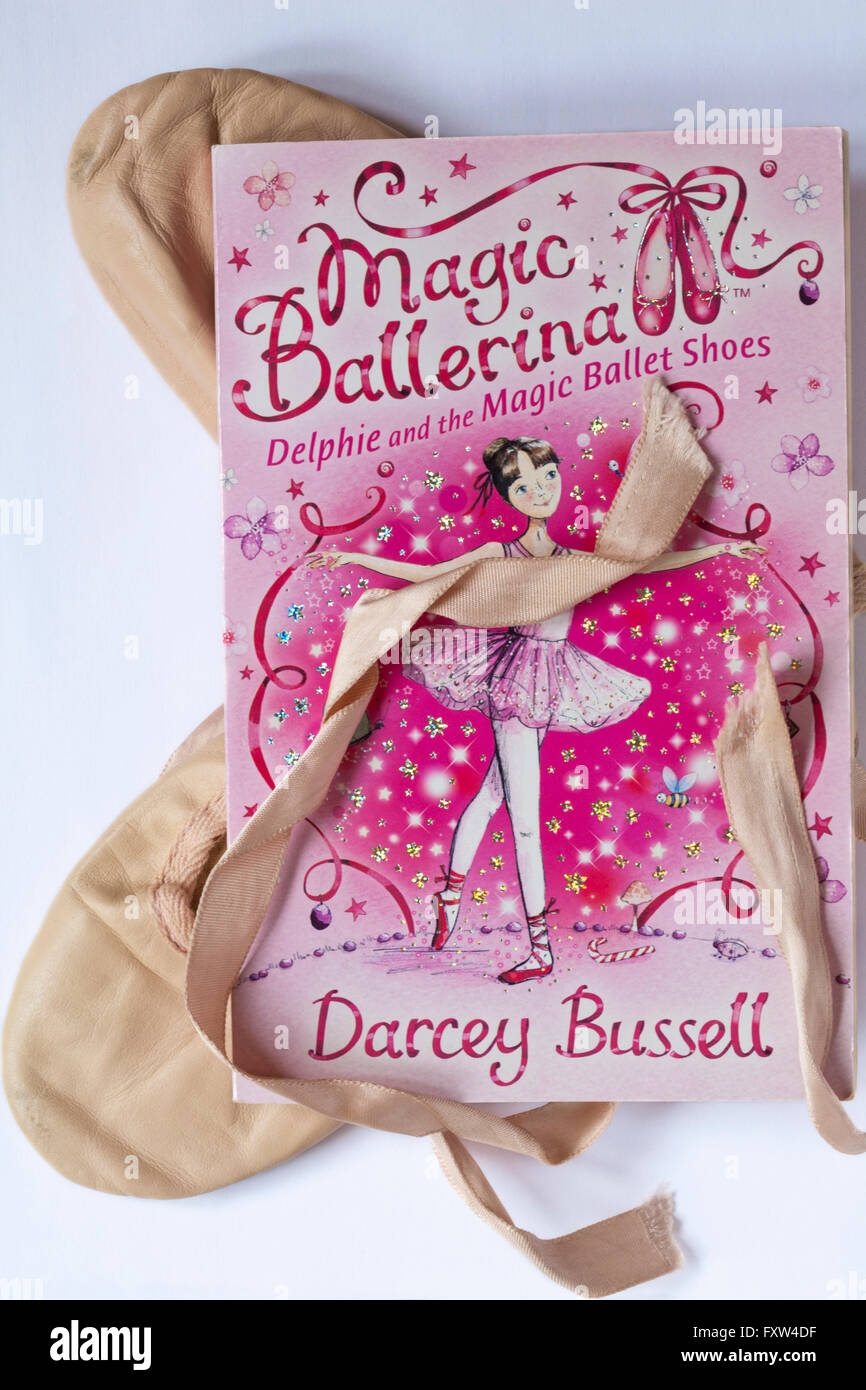 Coppia di scarpe da ballo con Magic Ballerina Delphie e la magica ballerina scarpe libro di Darcey Bussell Foto Stock