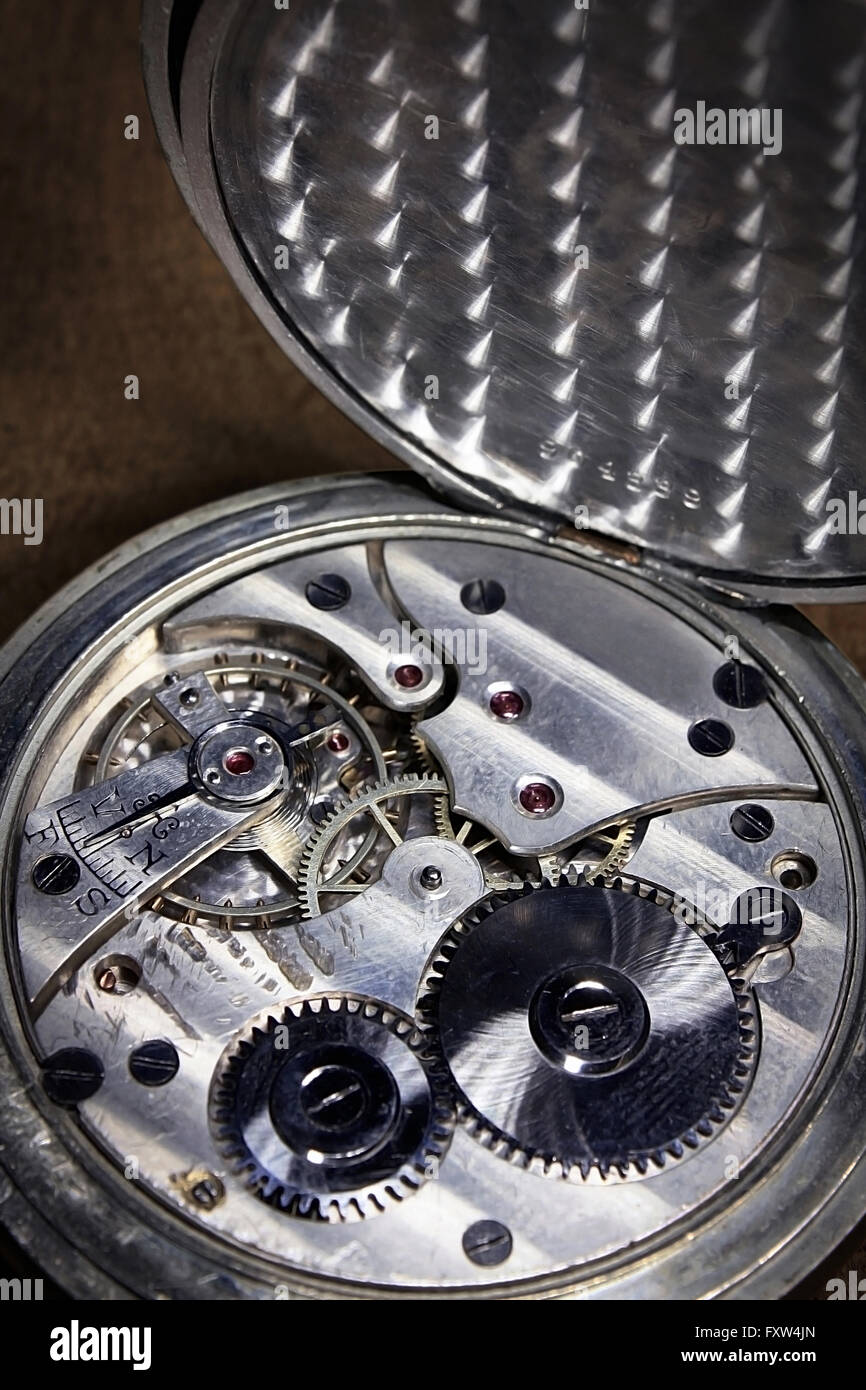 Orologio da tasca interno sulla scrivania in legno con ruote e molle di colore argento Foto Stock
