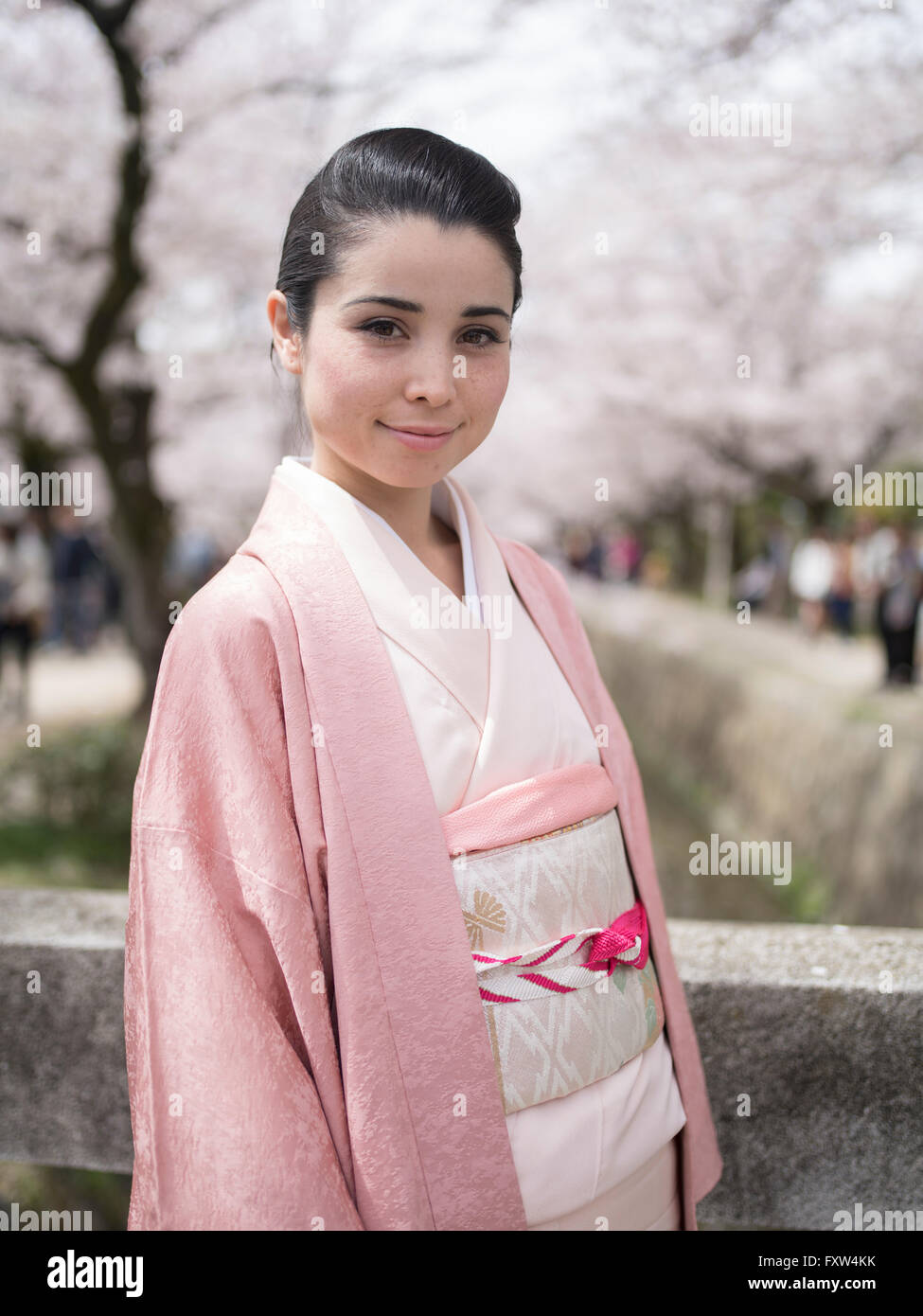 Donna Giapponese in kimono presso il filosofo a piedi vicino Ginkaku-ji, Kyoto, Giappone durante la fioritura dei ciliegi Foto Stock