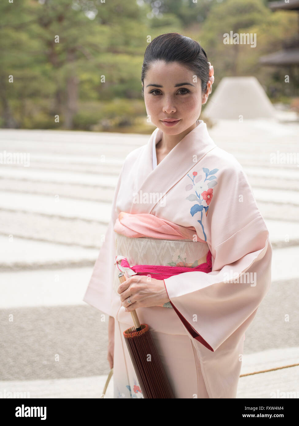 Donna giapponese di indossare il kimono presso il giardino di sabbia di Ginkaku-ji, un tempio Zen a Kyoto, in Giappone. Foto Stock