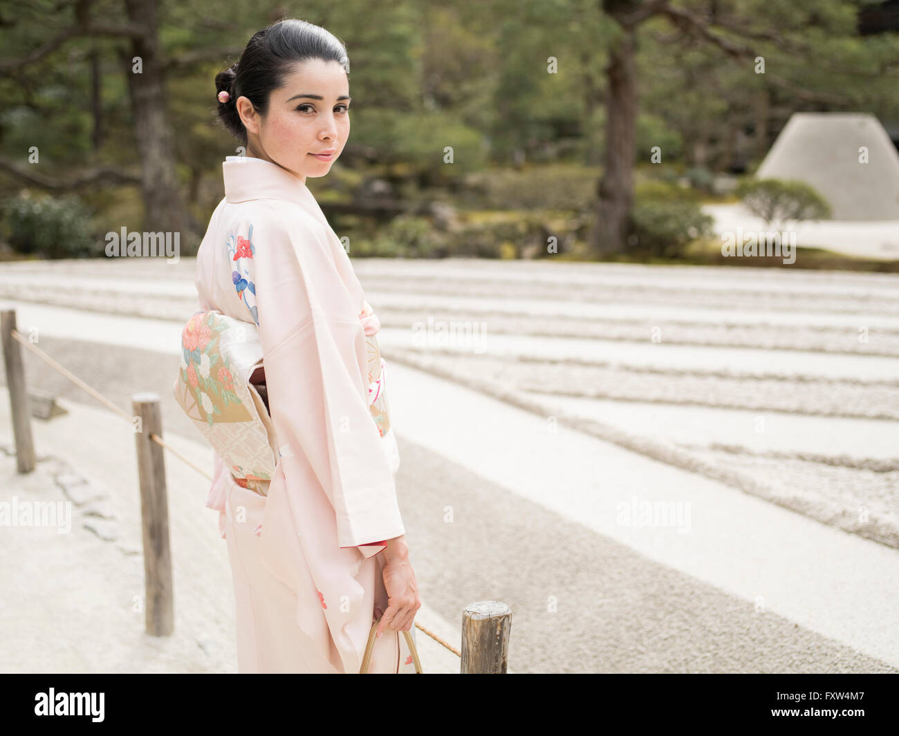 Donna giapponese di indossare il kimono presso il giardino di sabbia di Ginkaku-ji, un tempio Zen a Kyoto, in Giappone. Foto Stock