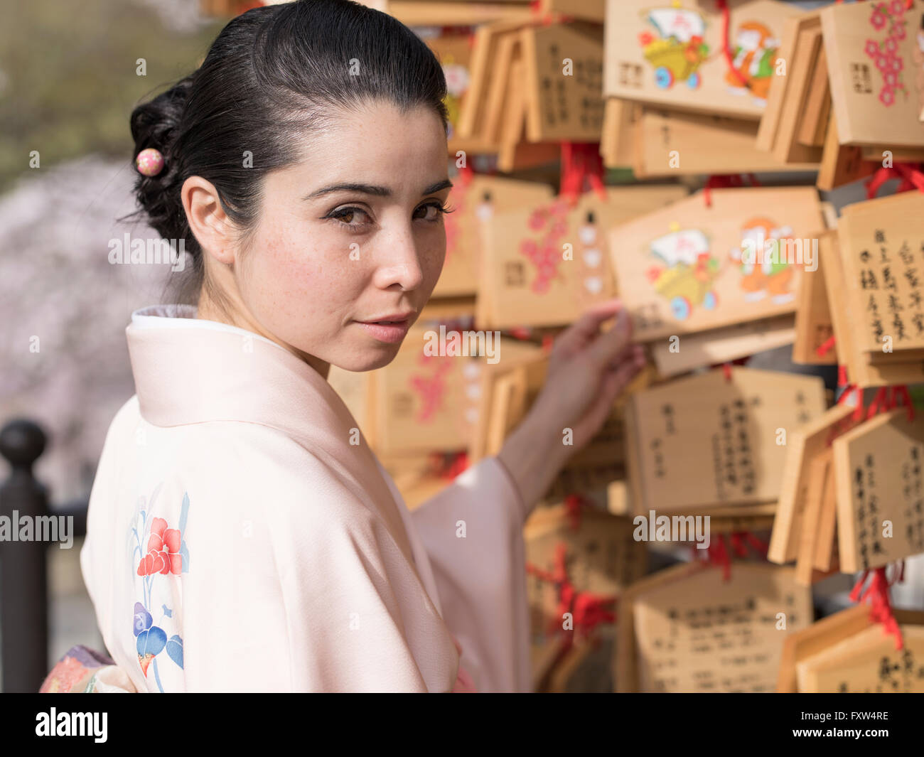 Donna che guarda la preghiera di Ema compresse in corrispondenza di Kiyomizu dera tempio, Kyoto, Giappone Foto Stock