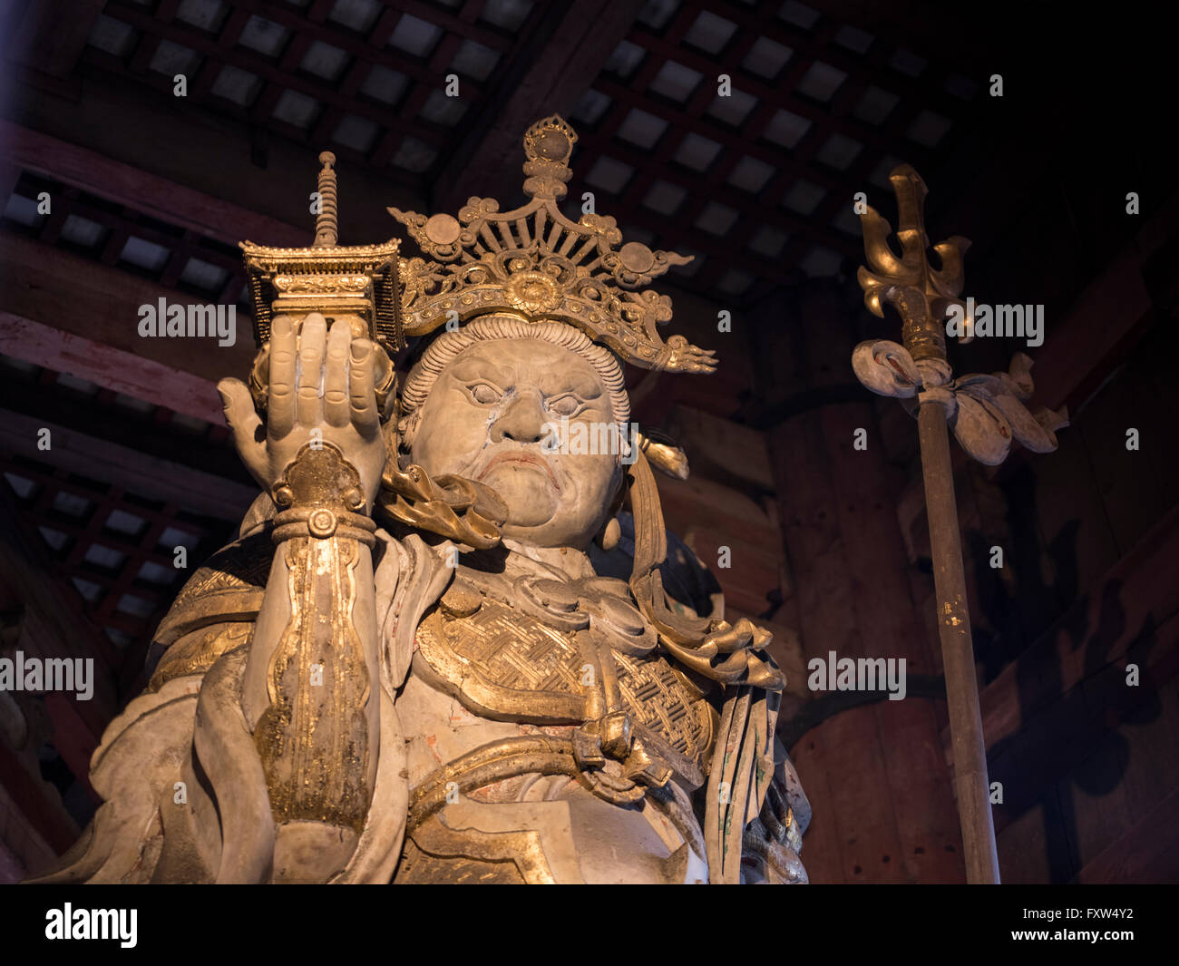 Bishamonten - uno dei giapponese di sette divinità della fortuna a Tōdai-ji orientale 東大寺 grande tempio, tempio buddista a Nara in Giappone. Foto Stock