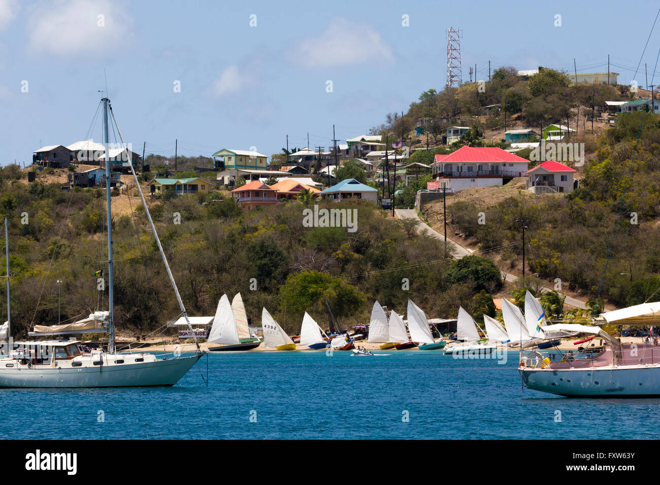 Vista delle barche a vela, la spiaggia e il villaggio al Festival di regata; Soluzione Salina Bay, Mayreau, Saint Vincent e Grenadine. Foto Stock