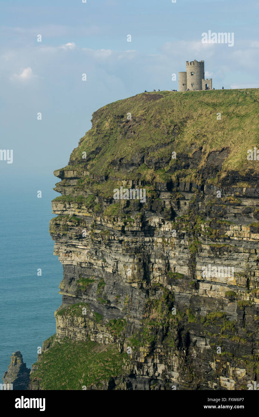Scogliere di Moher lungo la selvaggia modo Atlantico sulla costa occidentale dell' Irlanda Foto Stock