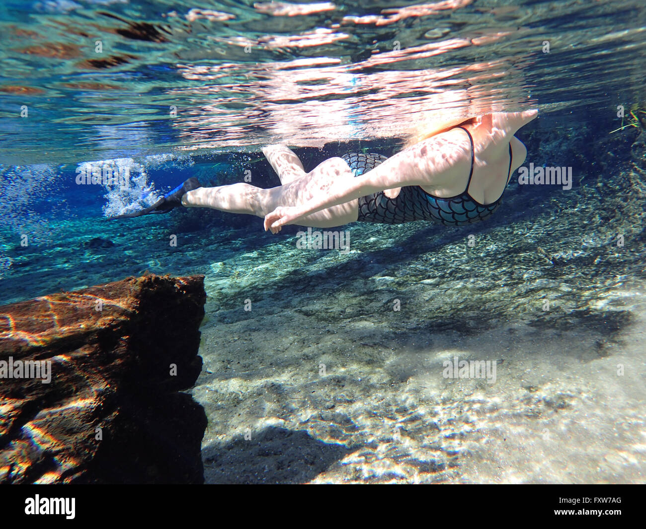 Nuoto con le pinne in Ginnie Springs Devil primavera correre Foto Stock