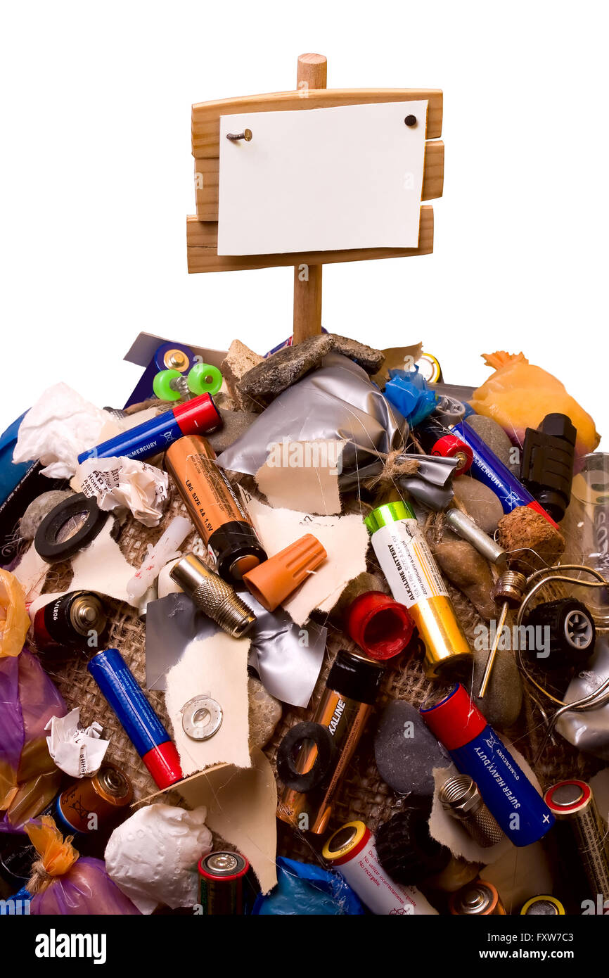 Enormi quantità di rifiuti con batterie e una piastra a vuoto con cellofan e sulla parte superiore Foto Stock