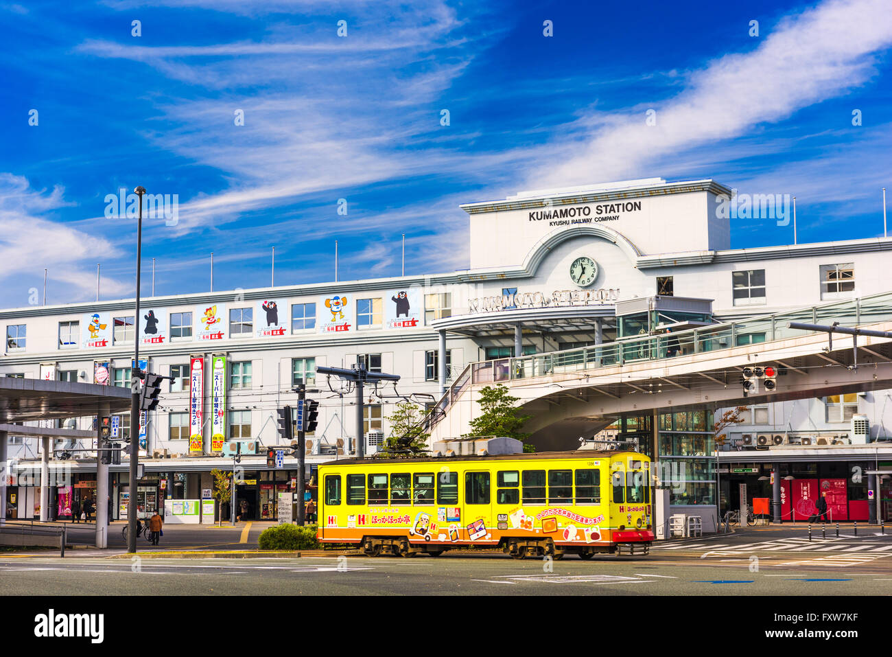 KUMAMOTO, Giappone - 9 dicembre 2016: una strada auto tira fuori della stazione di Kumamoto. È la principale stazione ferroviaria della città. Foto Stock