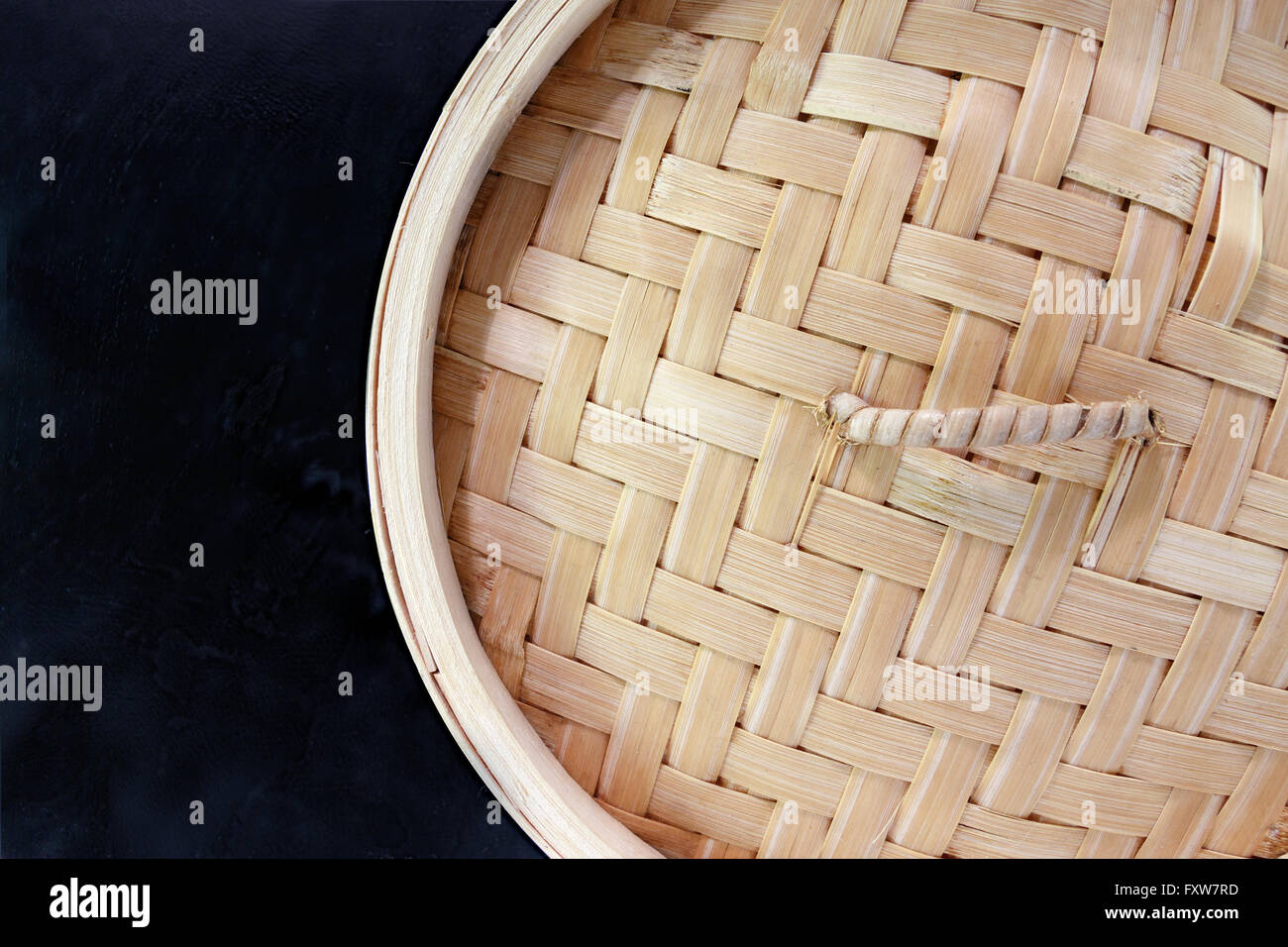 Stile cinese bamboo steamer vista dall'alto contro lo sfondo scuro Foto Stock