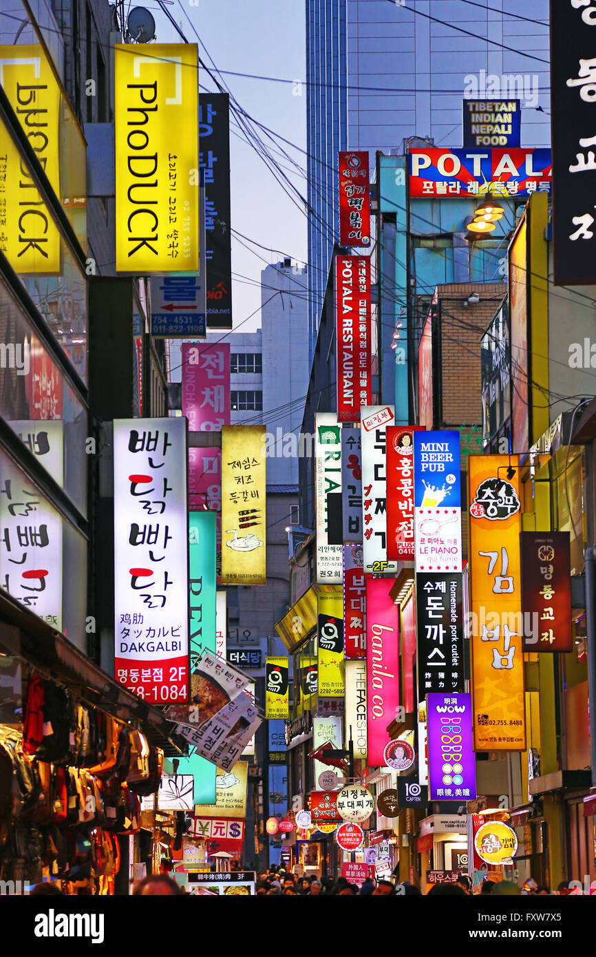 Negozio di illuminati segni delle strade dello shopping a Myeongdong a Seoul, Corea del Sud Foto Stock