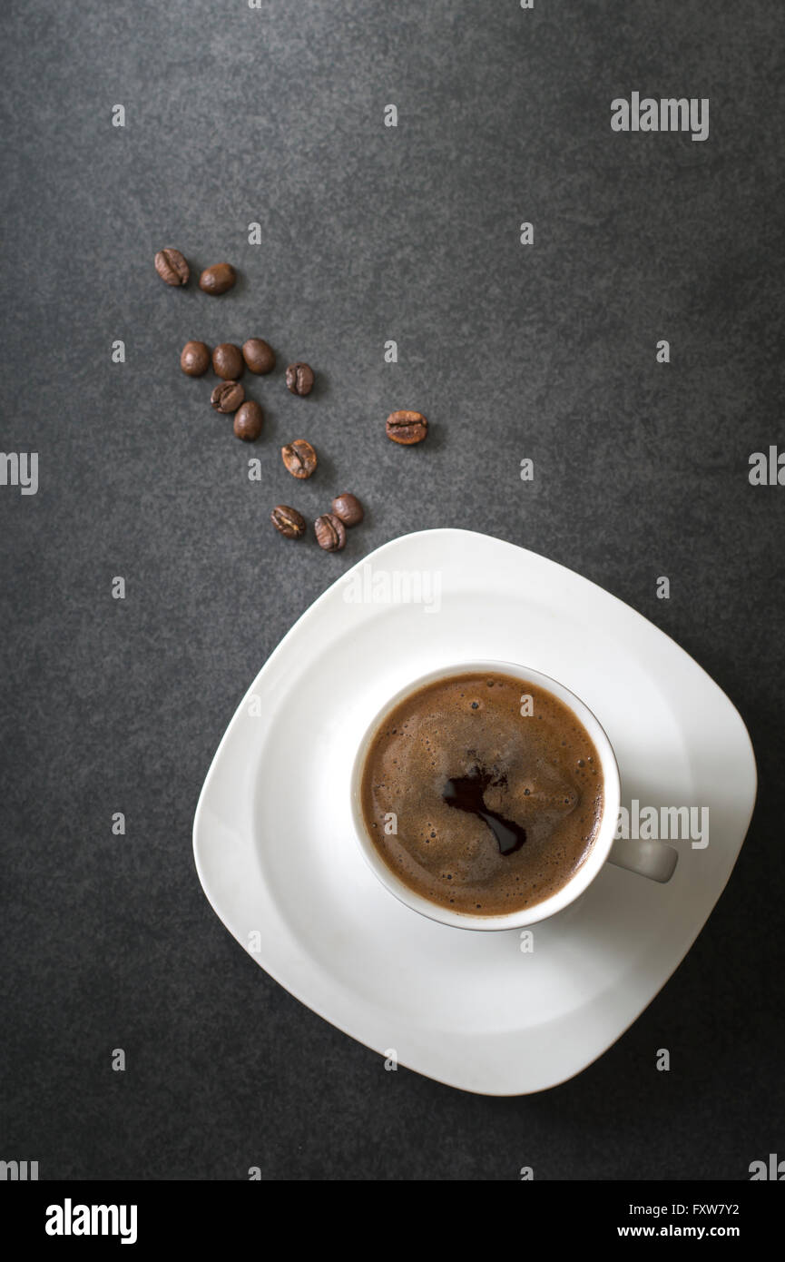 Tazza di caffè e caffè in grani, dal di sopra Foto Stock