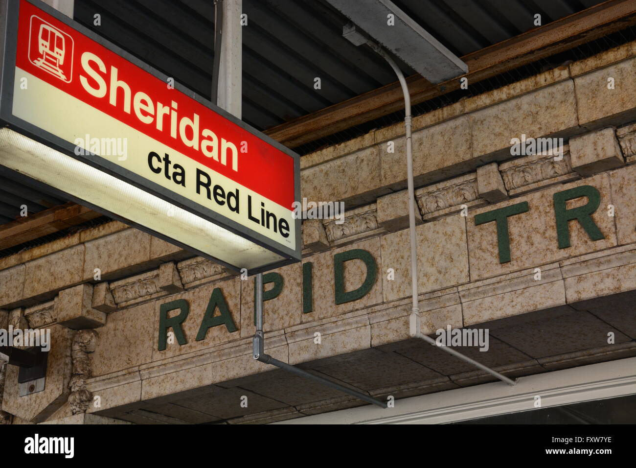 Ingresso per il 1920's Sheridan stazione sul Chicago 'L' o anello metropolitana linea rossa nel quartiere Wrigleyville. Foto Stock