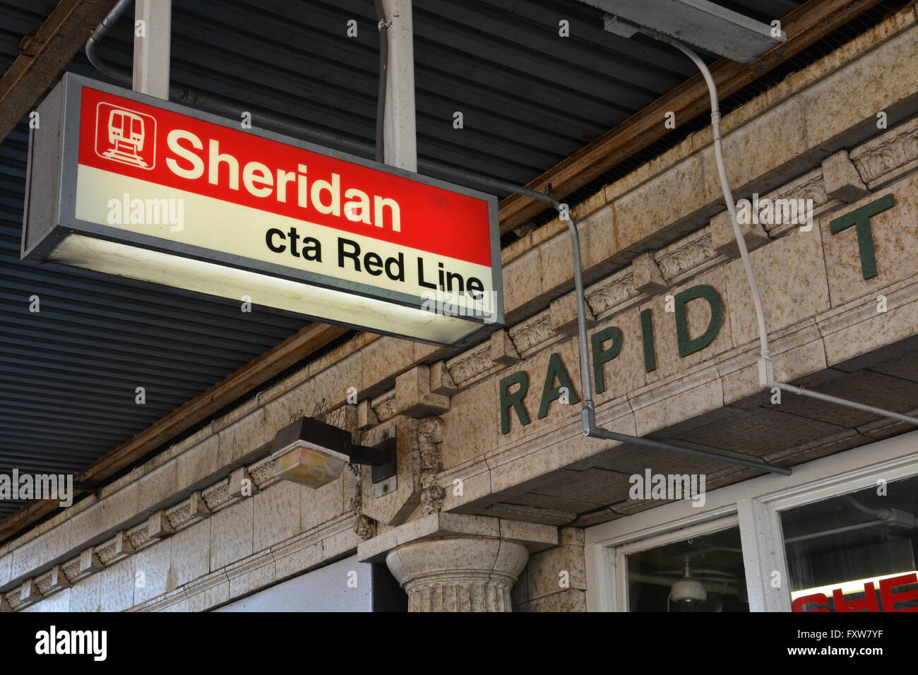 Ingresso per il 1920's Sheridan stazione sul Chicago 'L' o anello metropolitana linea rossa nel quartiere Wrigleyville. Foto Stock