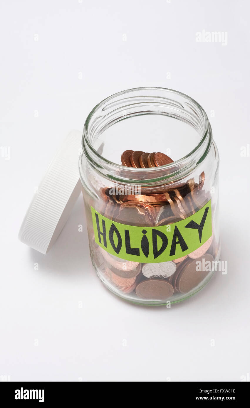 Il denaro per le vacanze in un barattolo di vetro su sfondo bianco Foto Stock