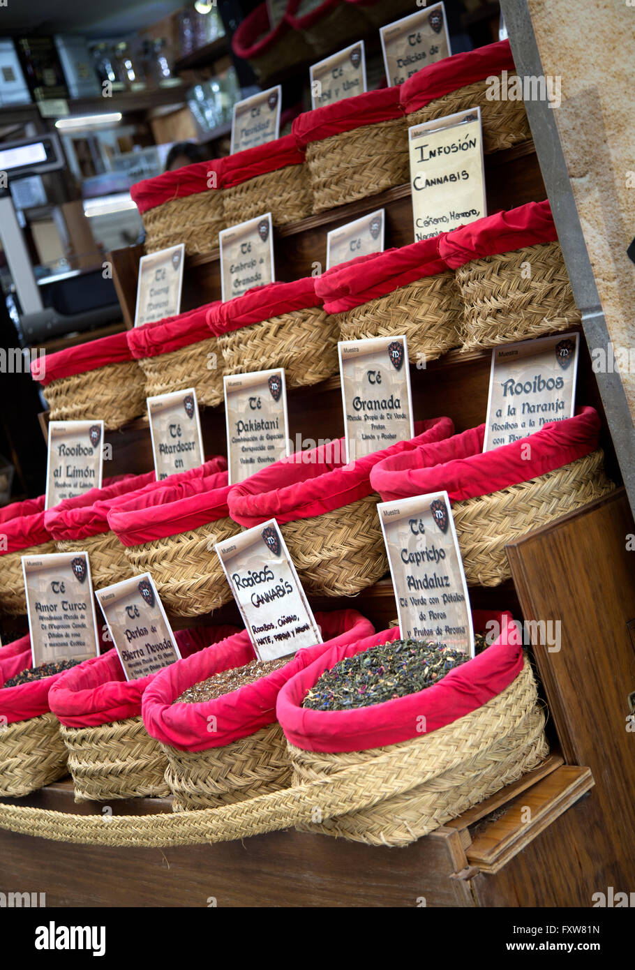 Tè e semi sul diplay nel vecchio quartiere di Alcaiceria a Granada Spagna. Foto Stock