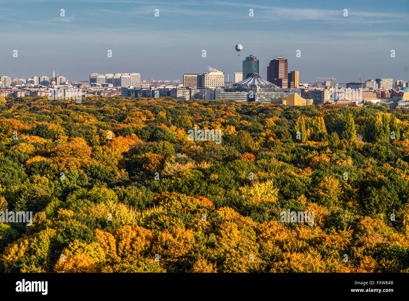 Il Tiergarten in autunno, Sony Centre di Berlino Foto Stock