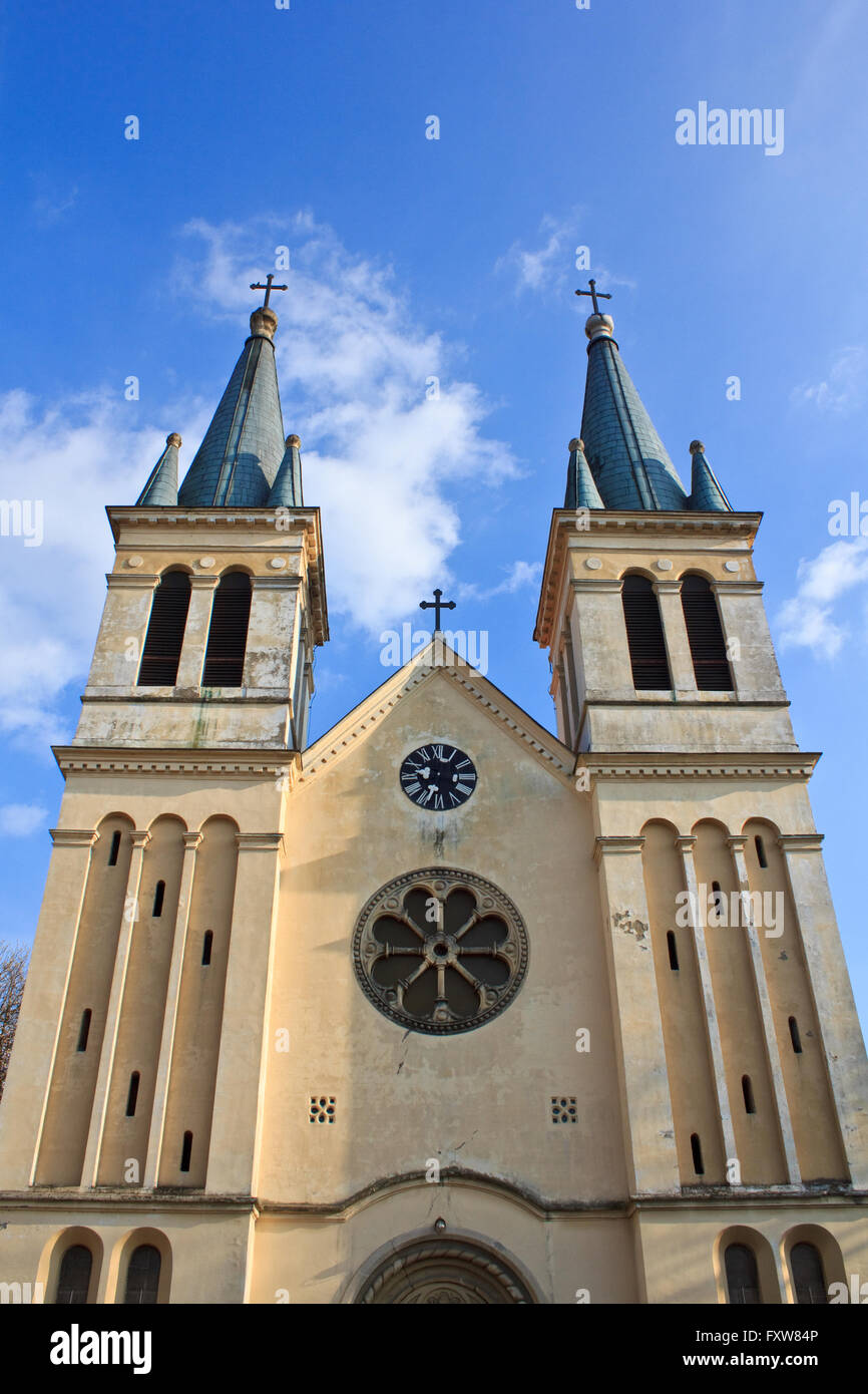 Campanili di una chiesa nel bel cielo blu Foto Stock