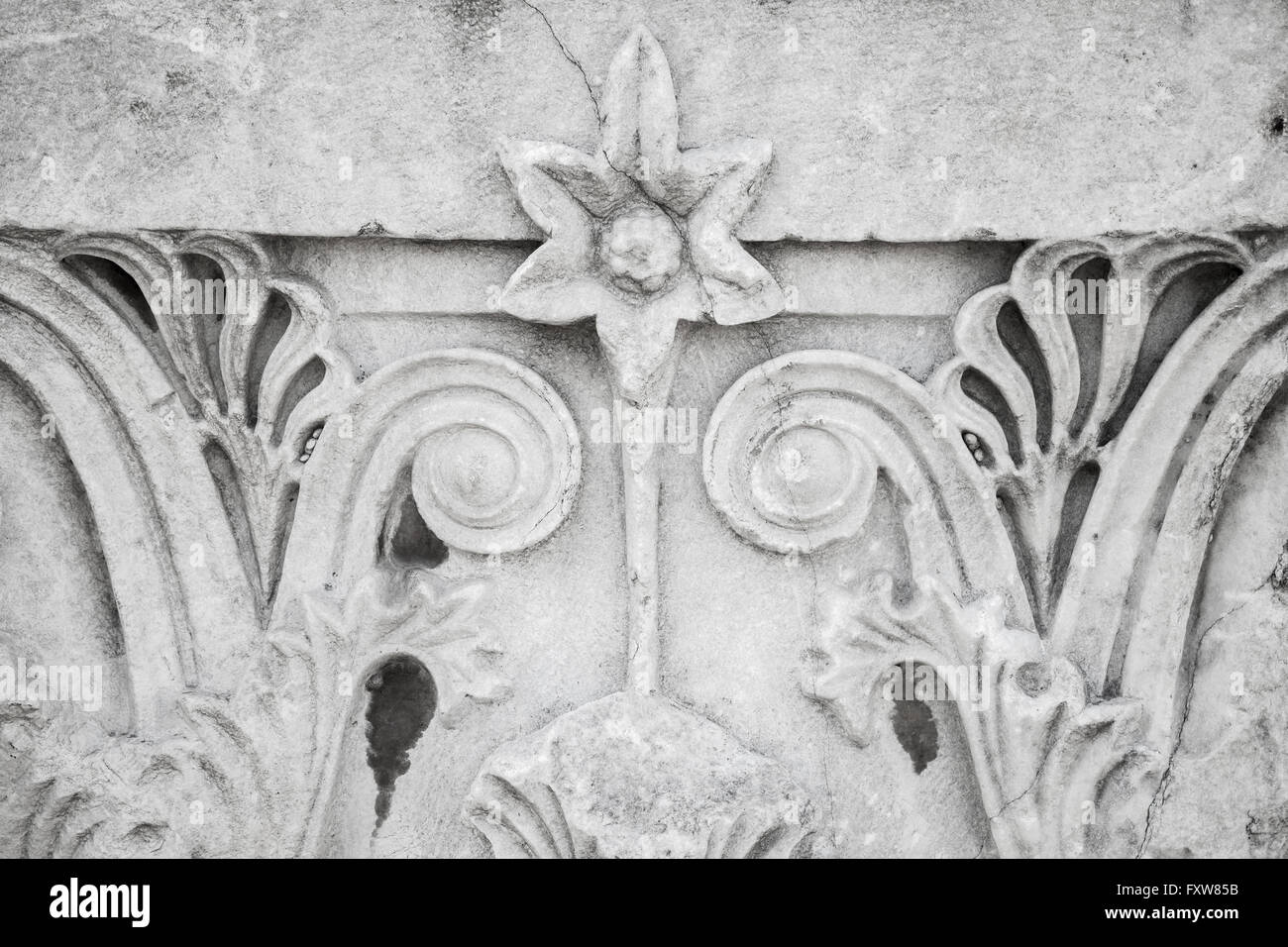 Floral antica scultura in pietra ornamento, bianco portico frammento. Smyrna, Izmir, Turchia Foto Stock