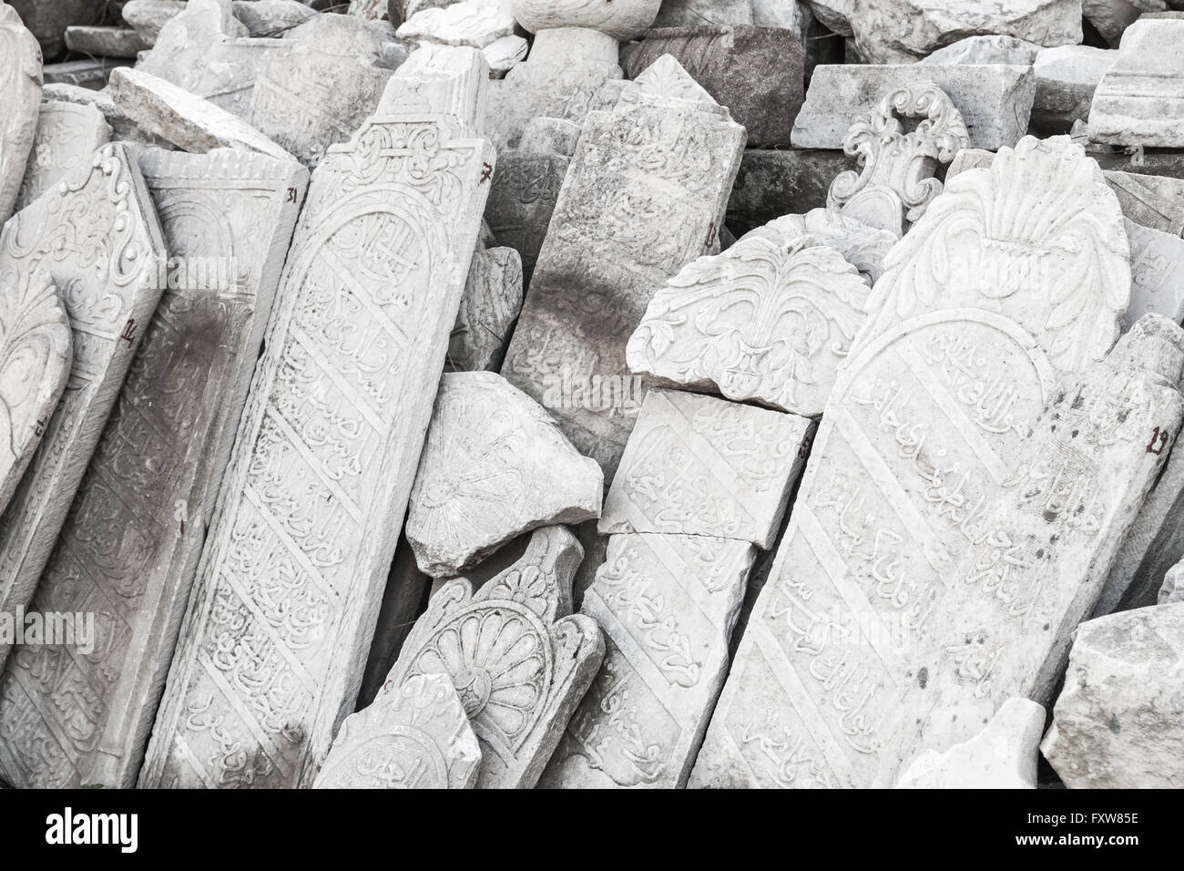 Bianco antiche lapidi con sculture arabo. Smyrna, Izmir, Turchia Foto Stock