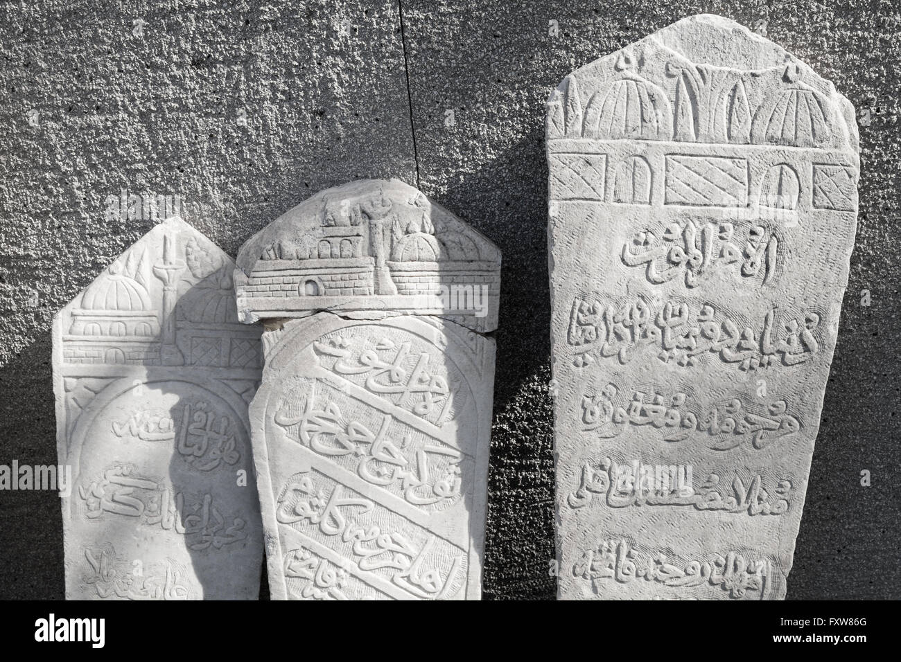 Antiche lapidi in bianco con l'Arabo sculture dello script. Smyrna, Izmir, Turchia Foto Stock