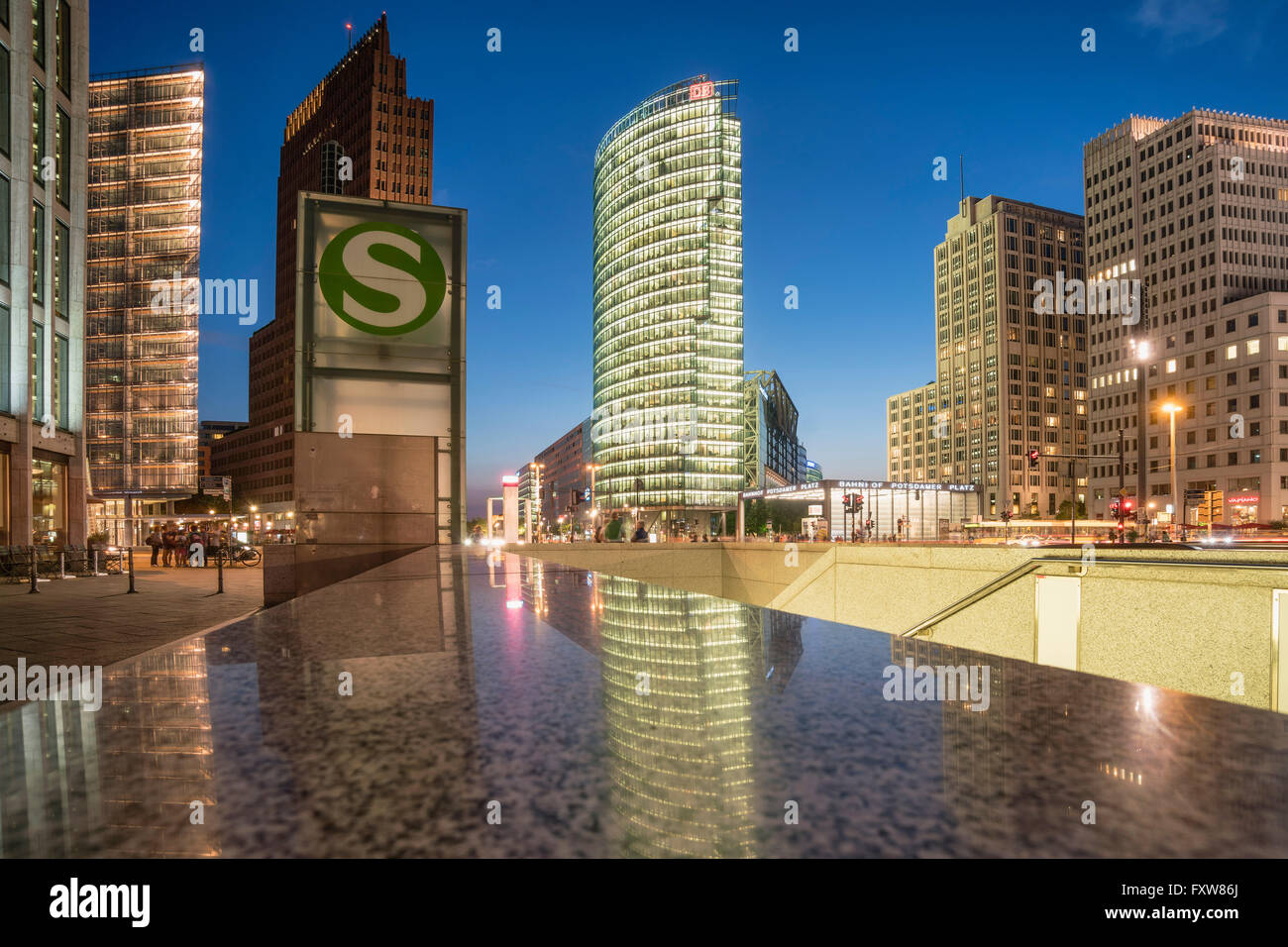 Potsdamer Platz, Berlin , Kollhoff-Tower, Sony Center DB Torre , Beisheim Center, S Bahn ingresso, centro di Berlino, Germania Foto Stock