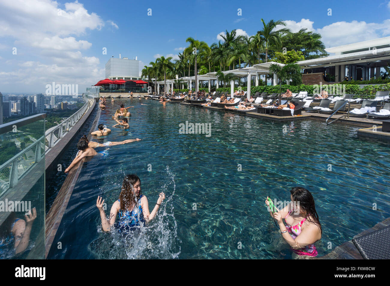 Il Marina Bay Sands , piscina Infinity, Tetto Terasse, Marina Bay, Singapore, Singapur, Southest Asia, Foto Stock