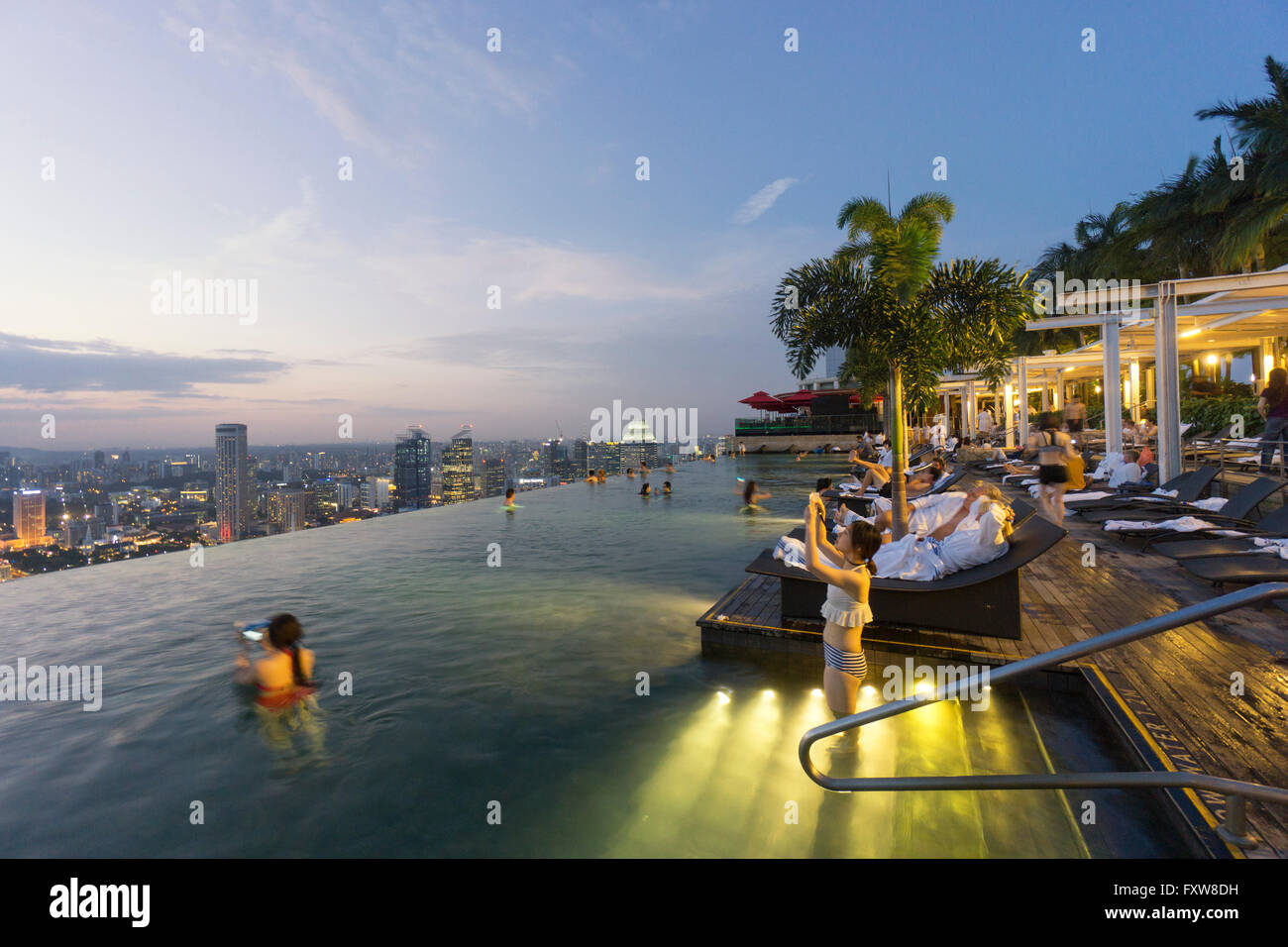 Il Marina Bay Sands , piscina Infinity, Tetto Terasse, Selfies, Marina Bay, Singapore, Singapur, Southest Asia, Foto Stock