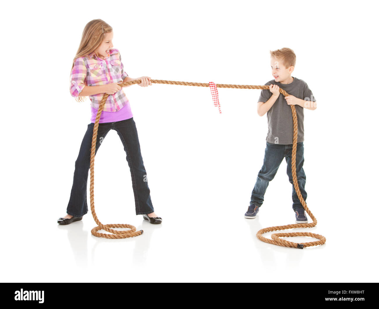 Isolato su bianco serie di un caucasico famiglia nucleare in abbigliamento casual e abbigliamento per il fitness. Mamma e papà, fratello e sorella. Foto Stock