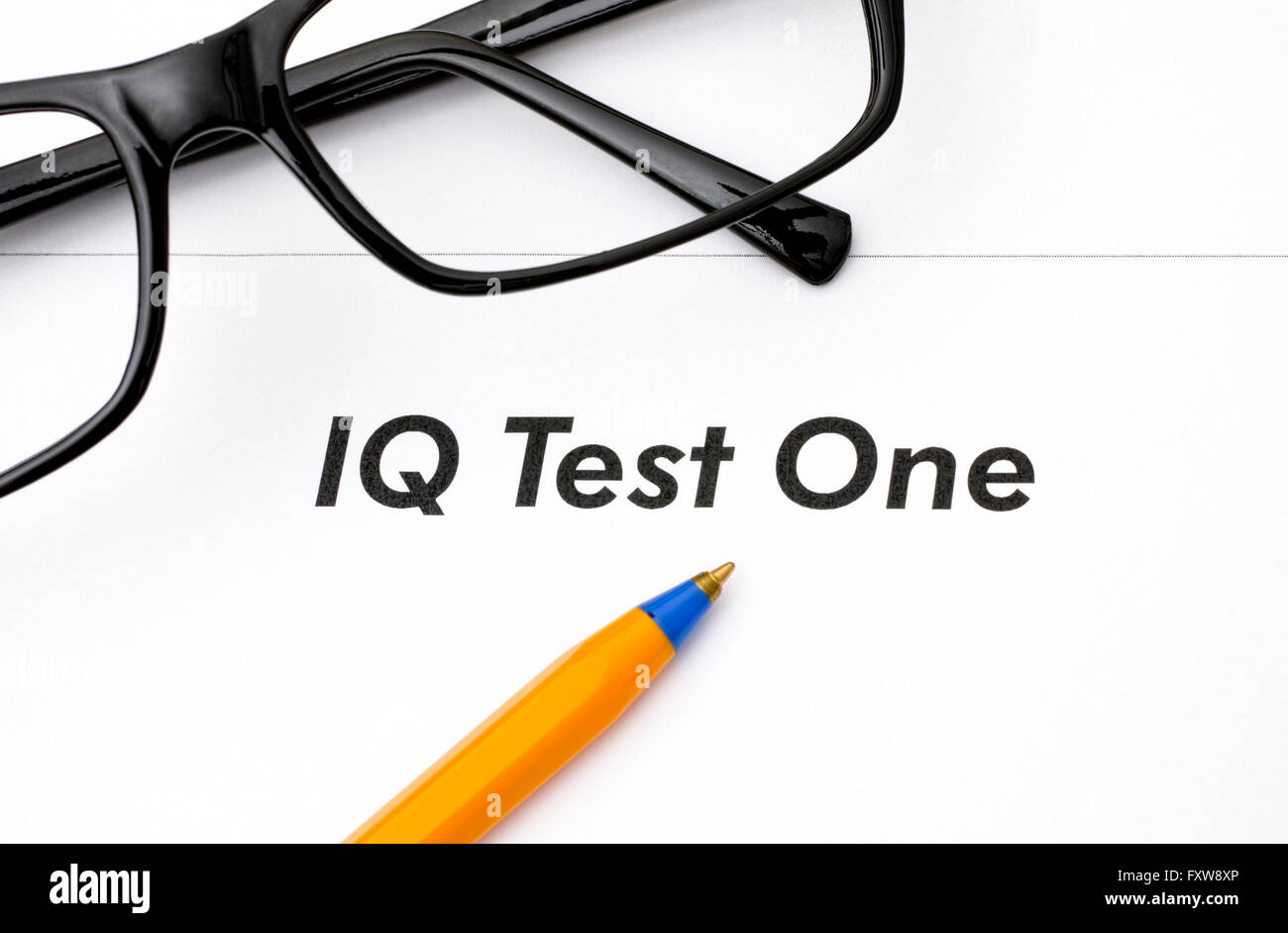 Verifica IQ uno con gli occhiali e penna a sfera Foto Stock