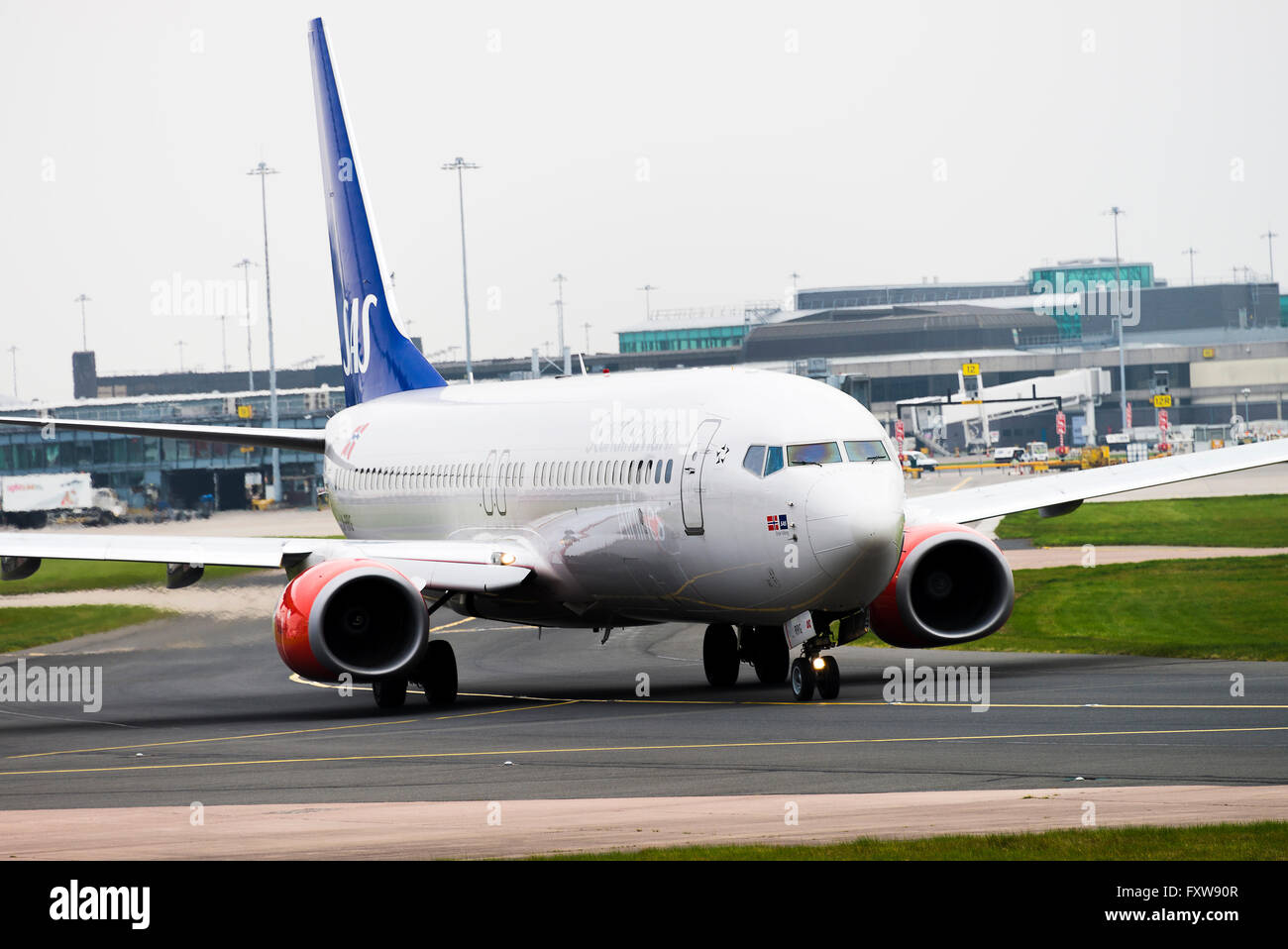 Compagnia aerea SAS Boeing 737-85P(w) Aereo di linea LN-RRG rullaggio per la partenza all'Aeroporto Internazionale di Manchester Inghilterra England Regno Unito Foto Stock