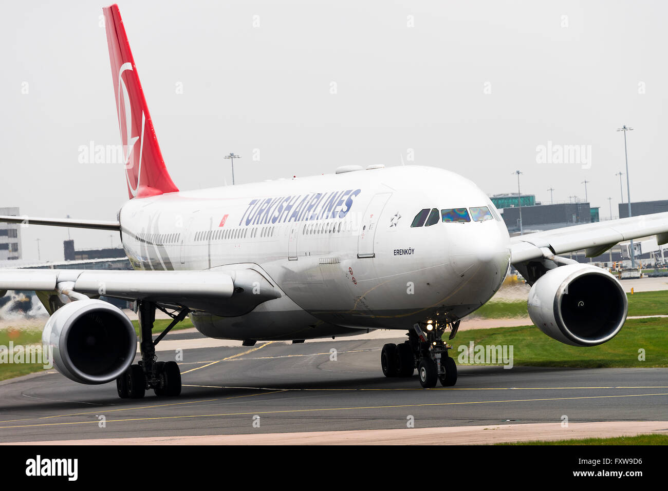 La Turkish Airlines Airbus A330-203 aereo di linea TC-JIM rullaggio all'Aeroporto Internazionale di Manchester Inghilterra England Regno Unito Regno Unito Foto Stock