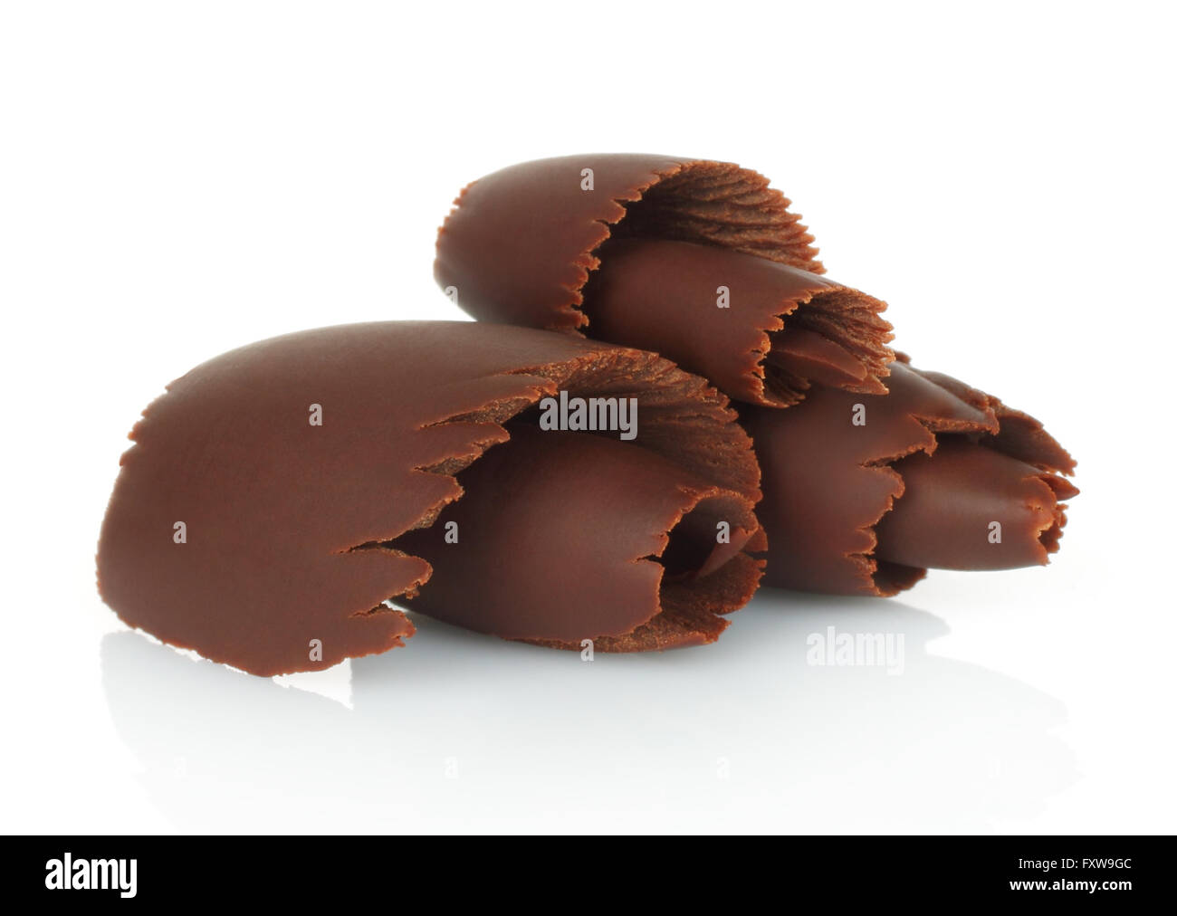 Scaglie di cioccolato su sfondo bianco Foto Stock