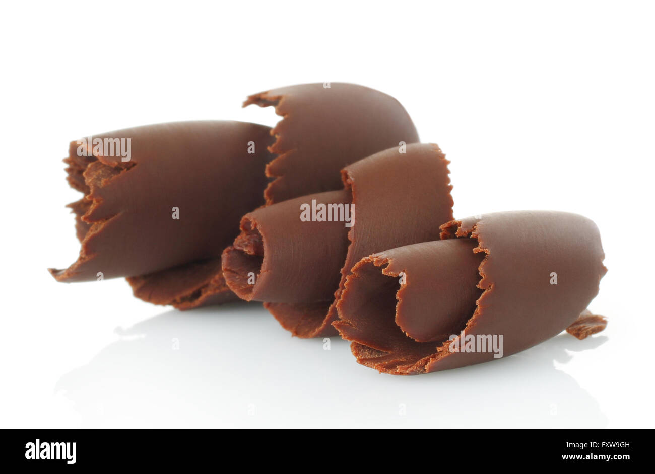 Scaglie di cioccolato su sfondo bianco Foto Stock