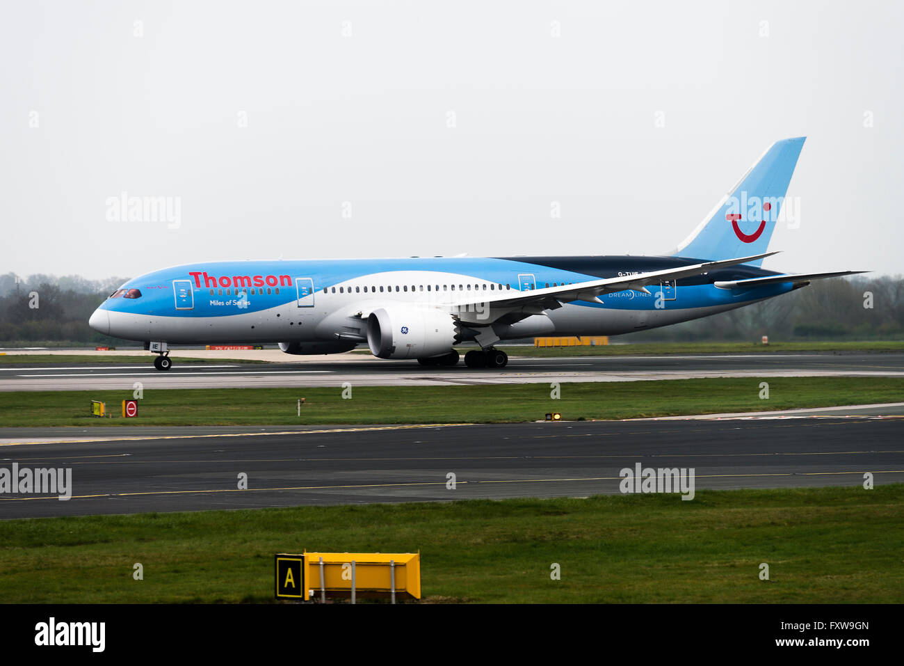 Thomson Airways Linea aerea Boeing 787-8 aereo di linea G-TUIE tenendo fuori all'Aeroporto Internazionale di Manchester Inghilterra England Regno Unito Foto Stock