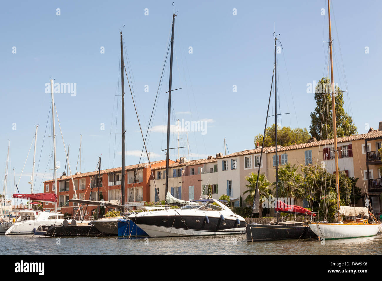 Yacht ormeggiati davanti a waterfront case, Port Grimaud, Cote D'Azur, in Francia Foto Stock