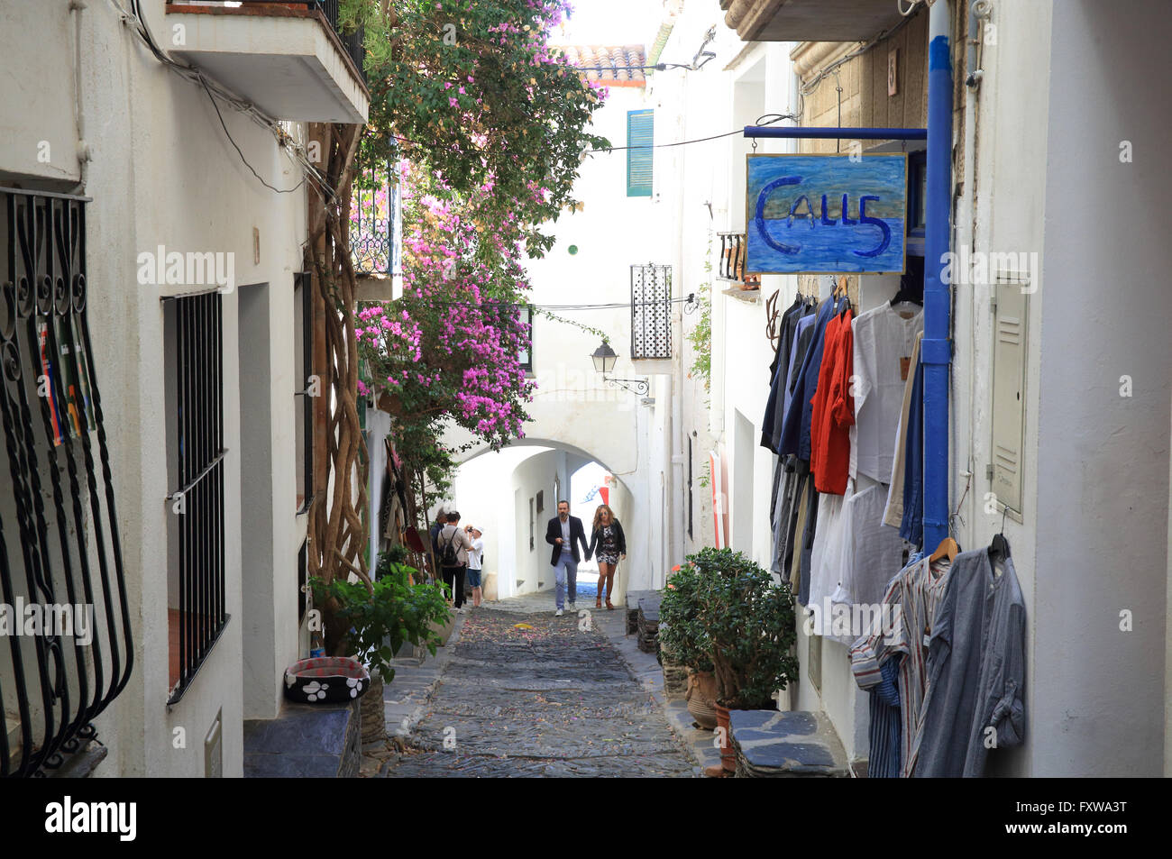 Piuttosto Carrer D'es chiamata, nel cuore di bianco lavato Cadaques, sul Cap de Creus penisola, in Catalogna, in Spagna, Europa Foto Stock