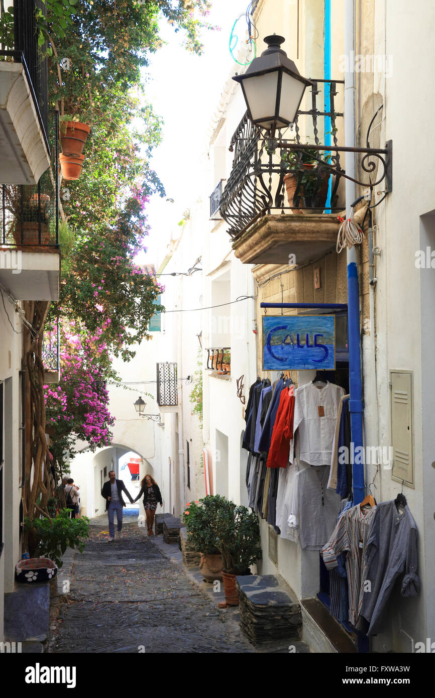 Piuttosto Carrer D'es chiamata, nel cuore di bianco lavato Cadaques, sul Cap de Creus penisola, in Catalogna, in Spagna, Europa Foto Stock