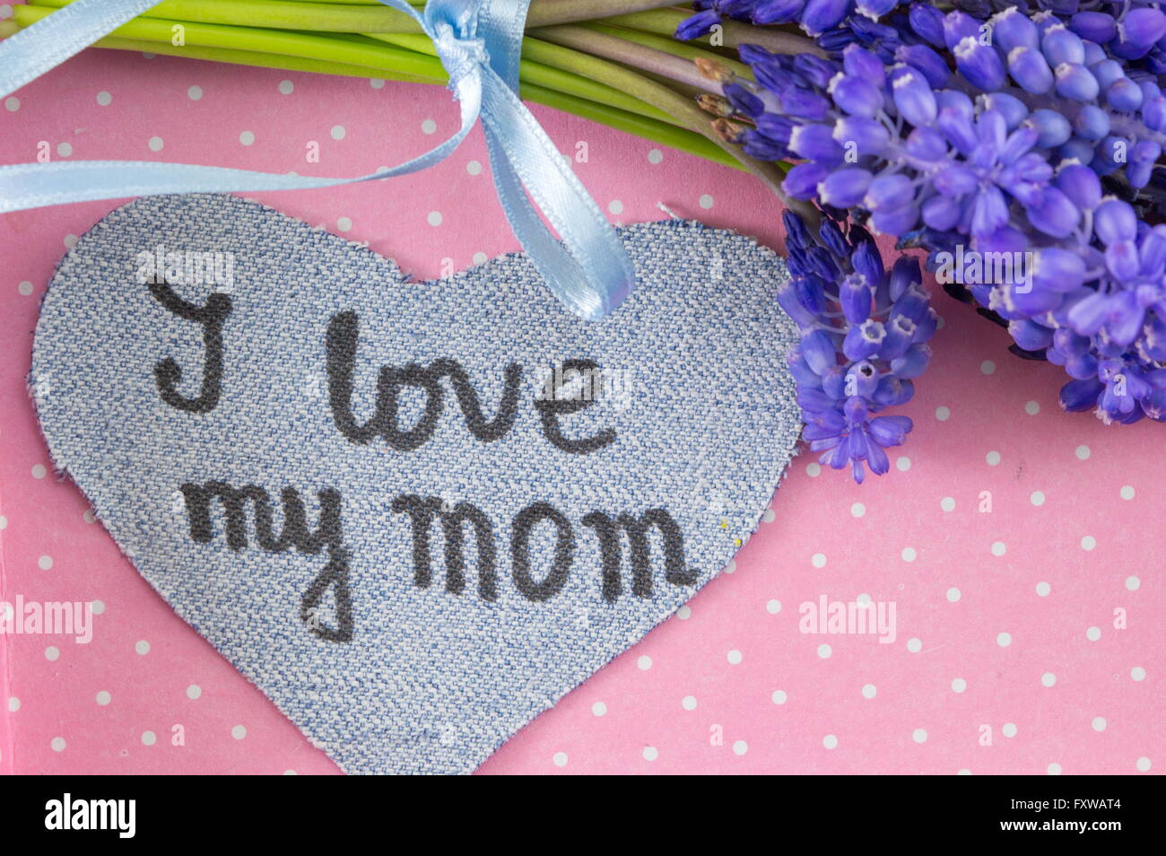 Io amo la mia mamma scritto sul cuore denim decorato con fiori freschi Foto Stock